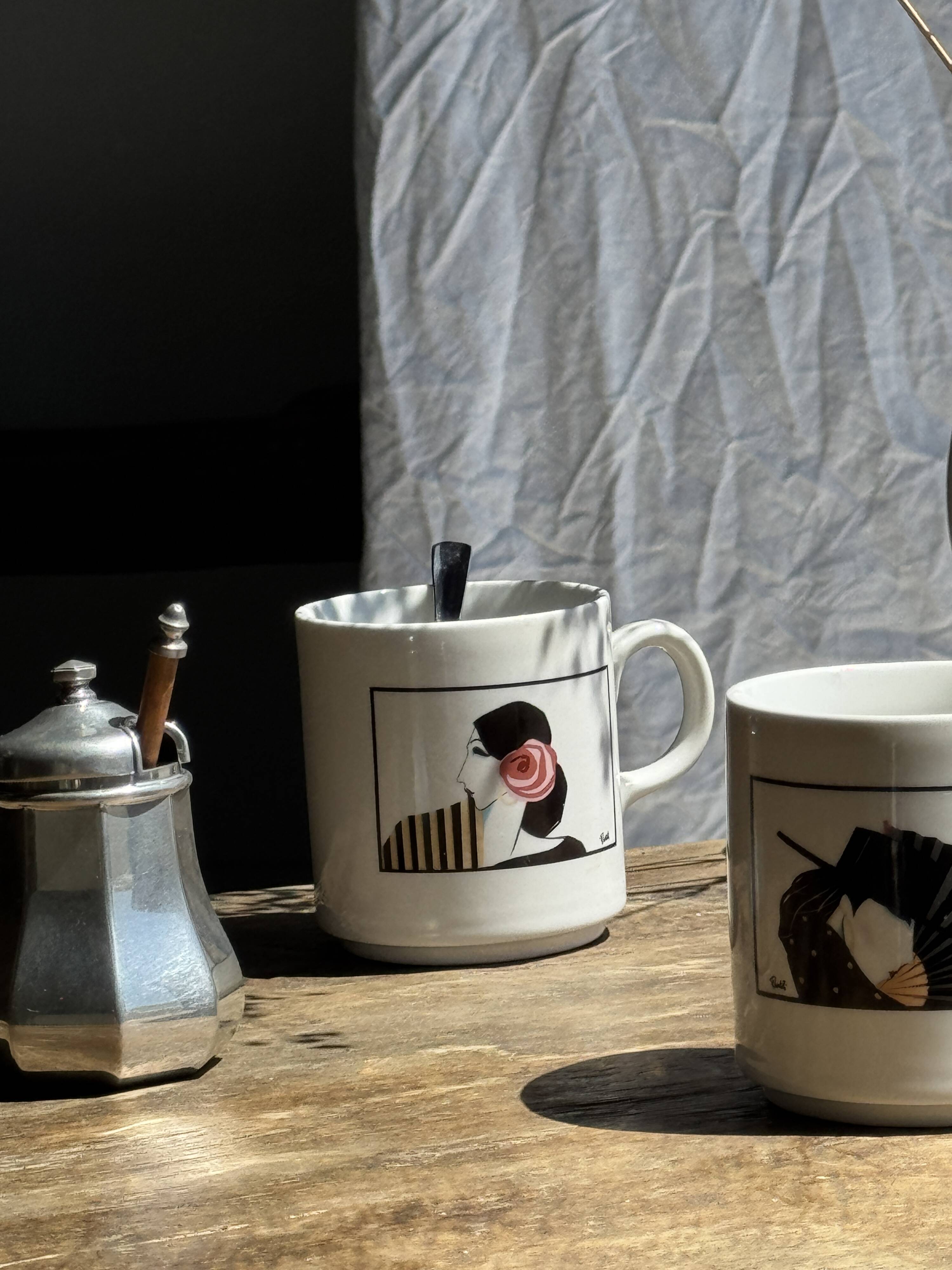 Pair of mugs with stylized Italian women motifs