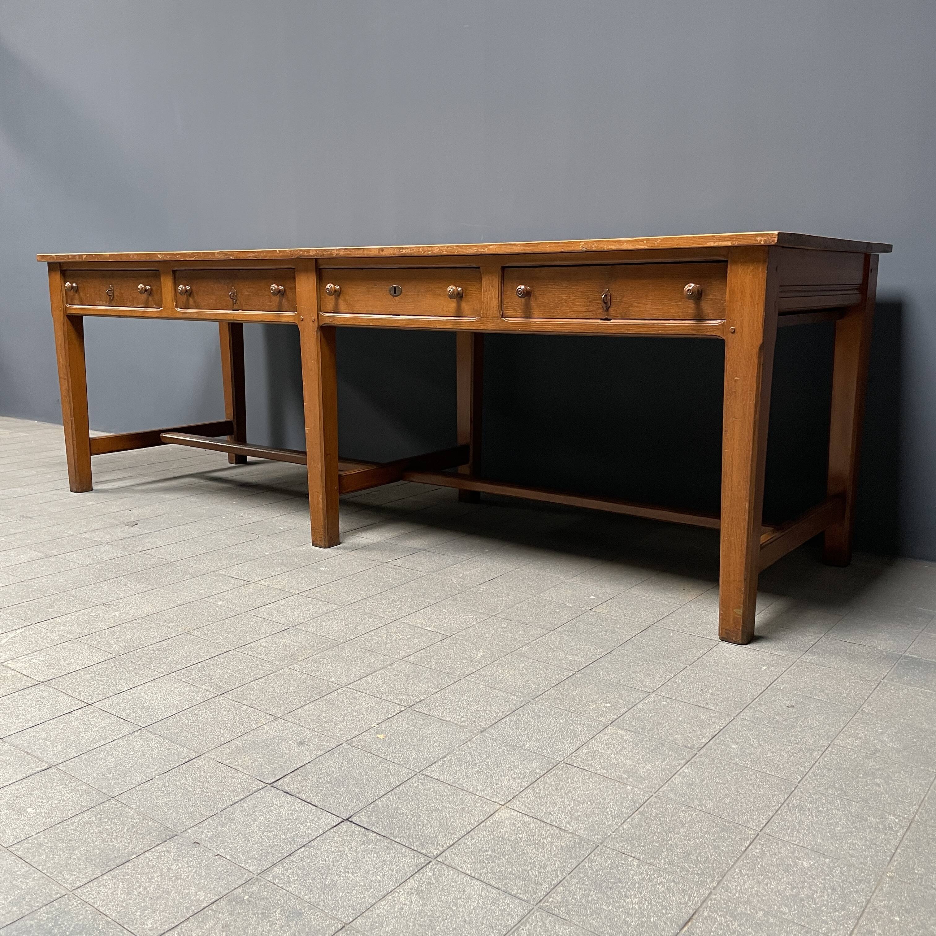 Grande table à draperie en bois antique