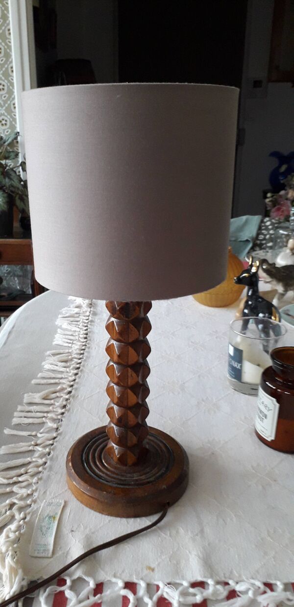 Lampe ancienne en bois sculpté