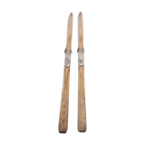 A pair of skis