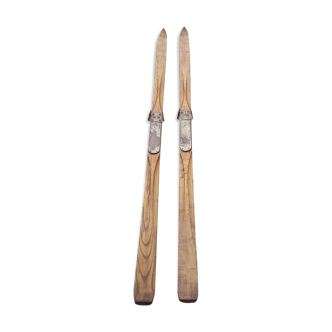 A pair of skis