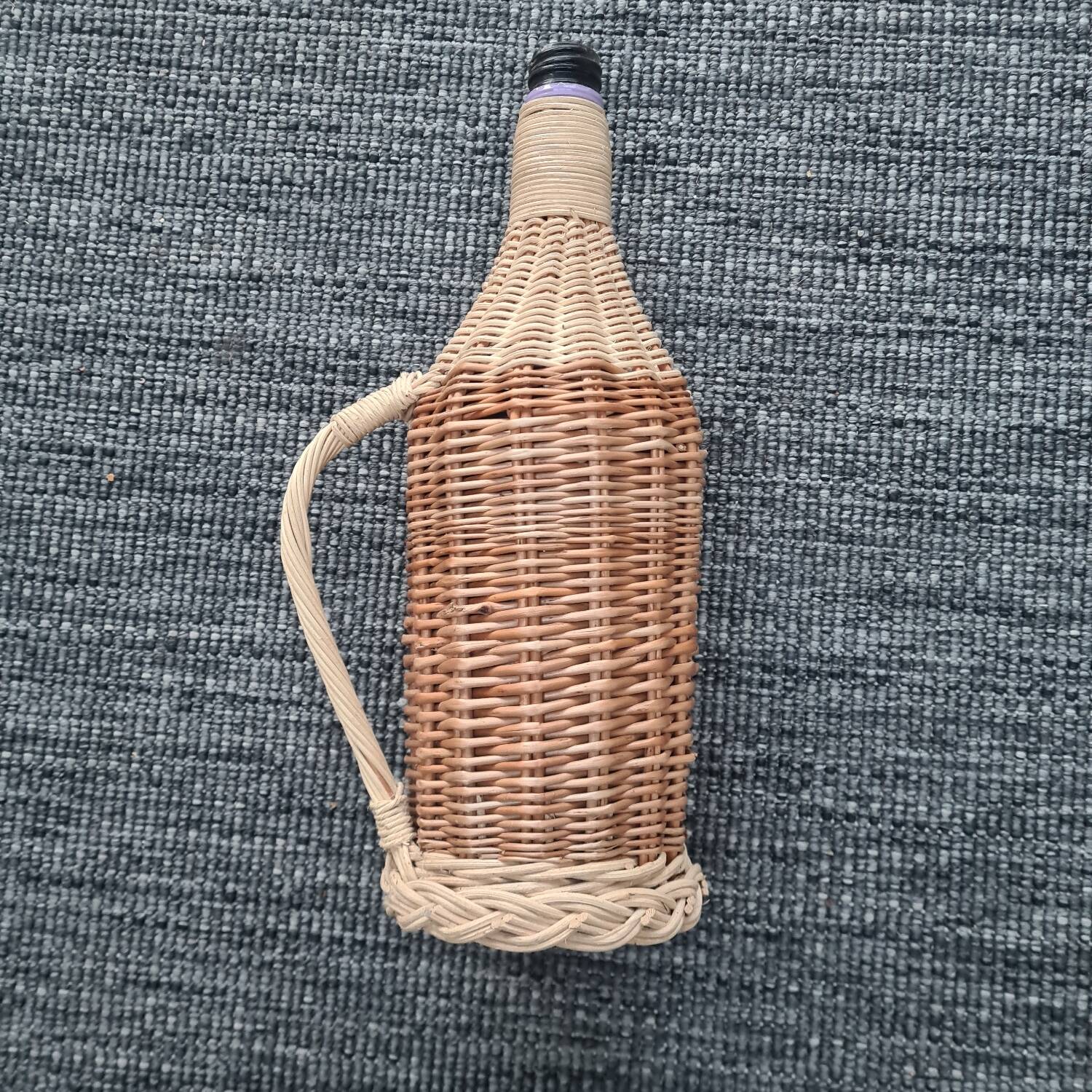 Wicker bottle with handle