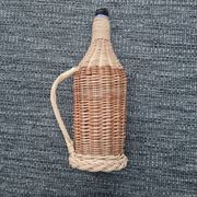 Bouteille en osier avec anse