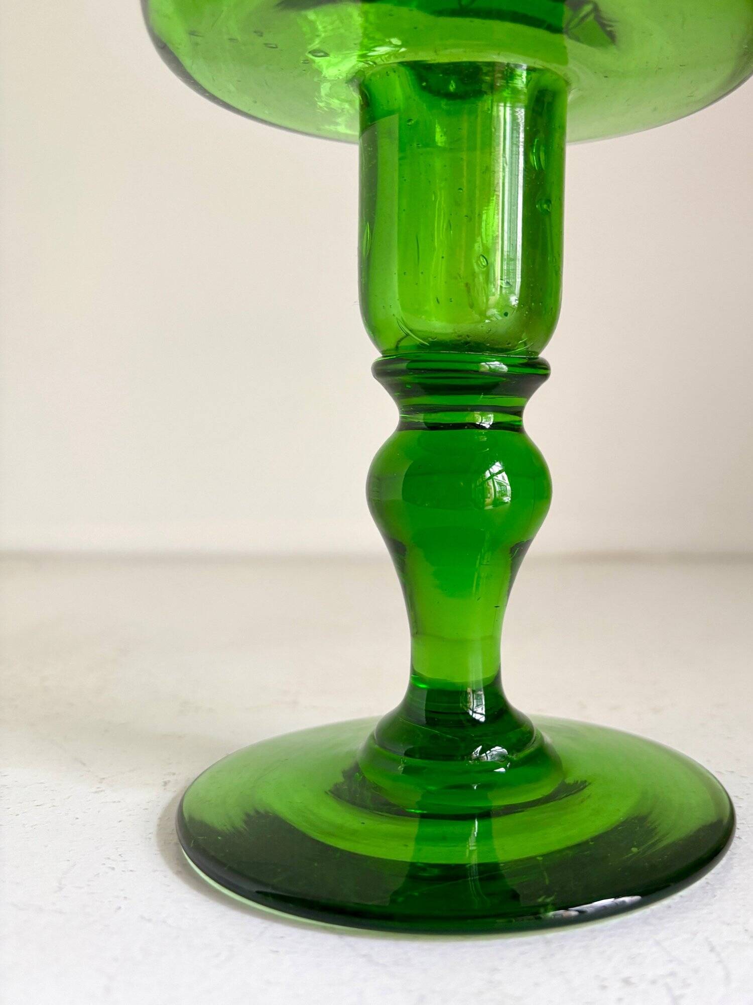Vase en verre soufflé vert