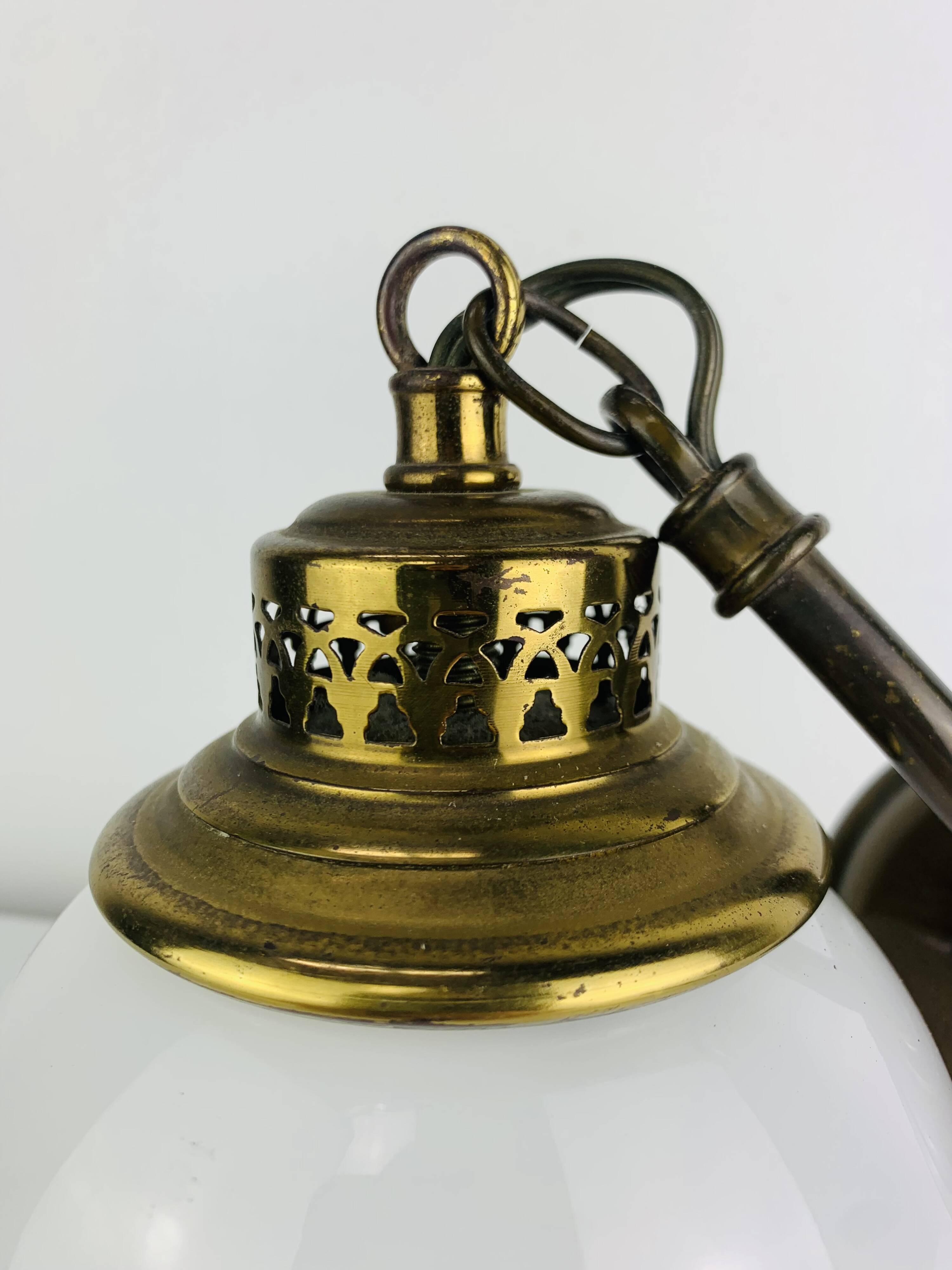 Applique laiton et globe opaline vintage, années 50