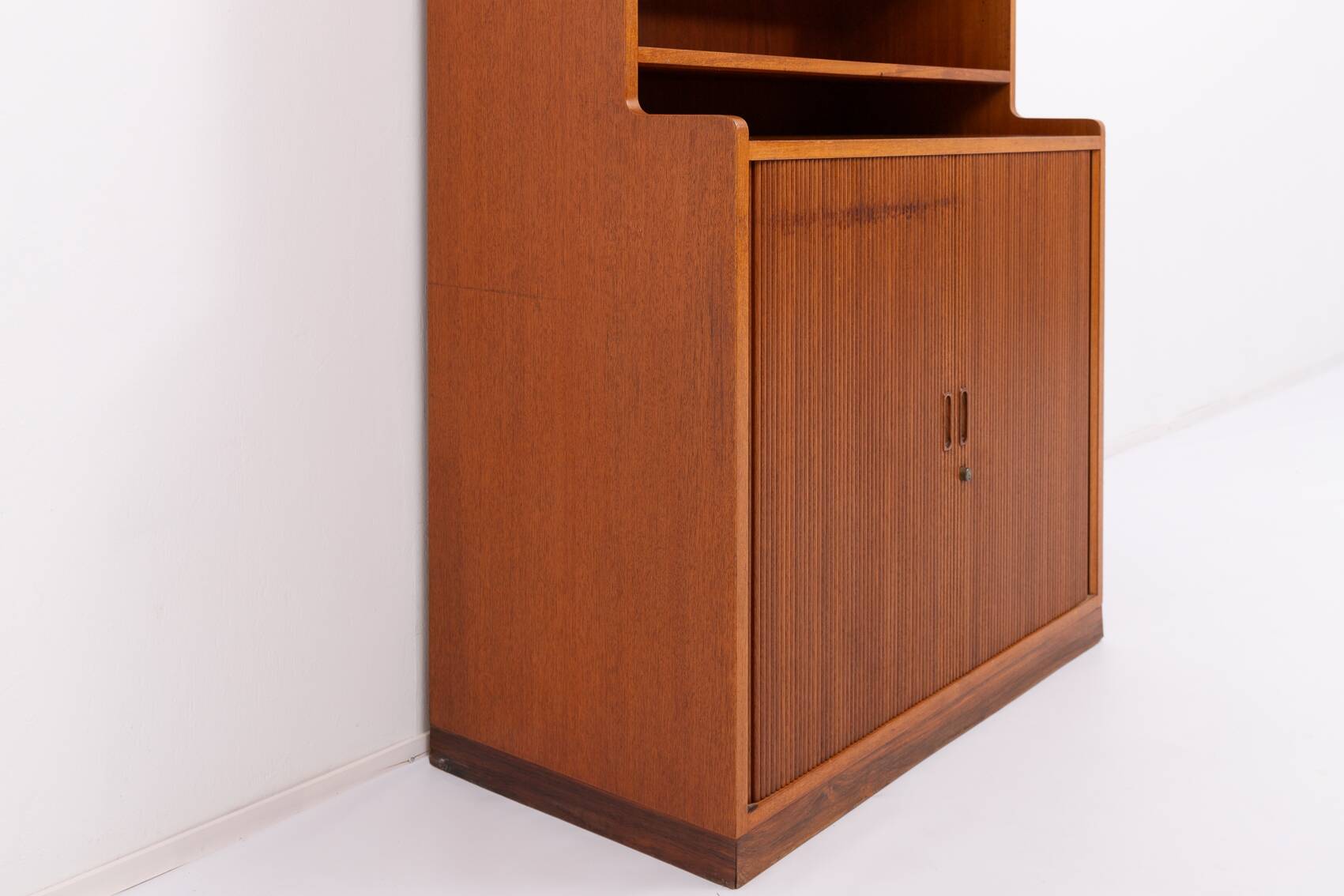 Armoire danoise moderne du milieu du siècle conçue par Willy Beck pour Morten Olsen