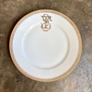Assiette plate en porcelaine dorée monogrammée "F"