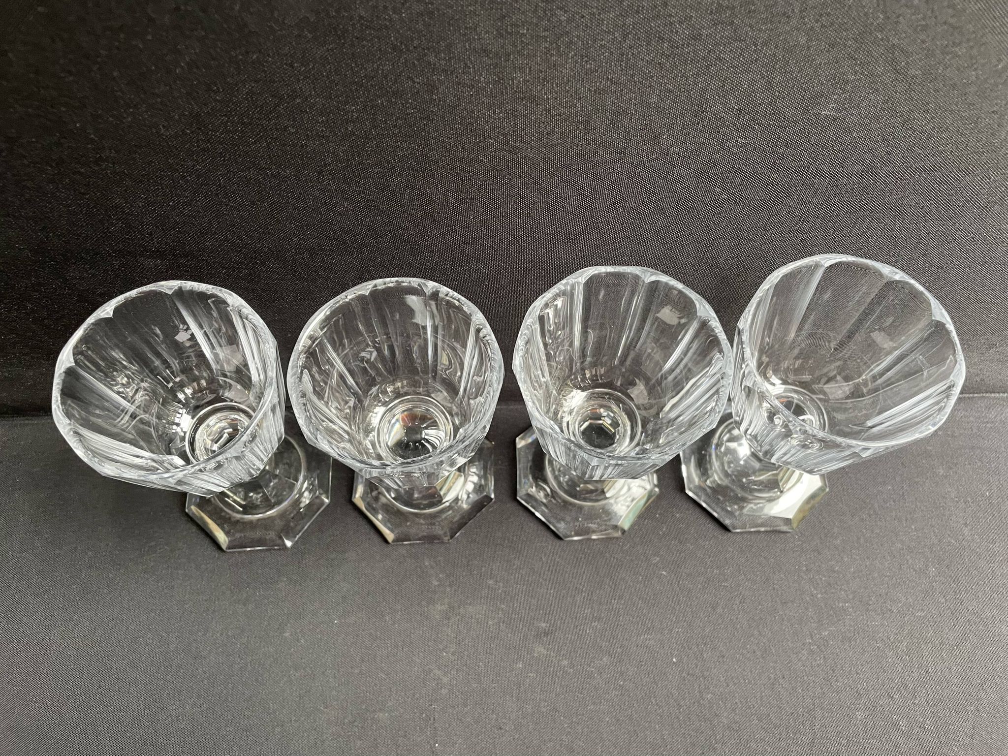 4 Verres à vin – Cristal fort taillé