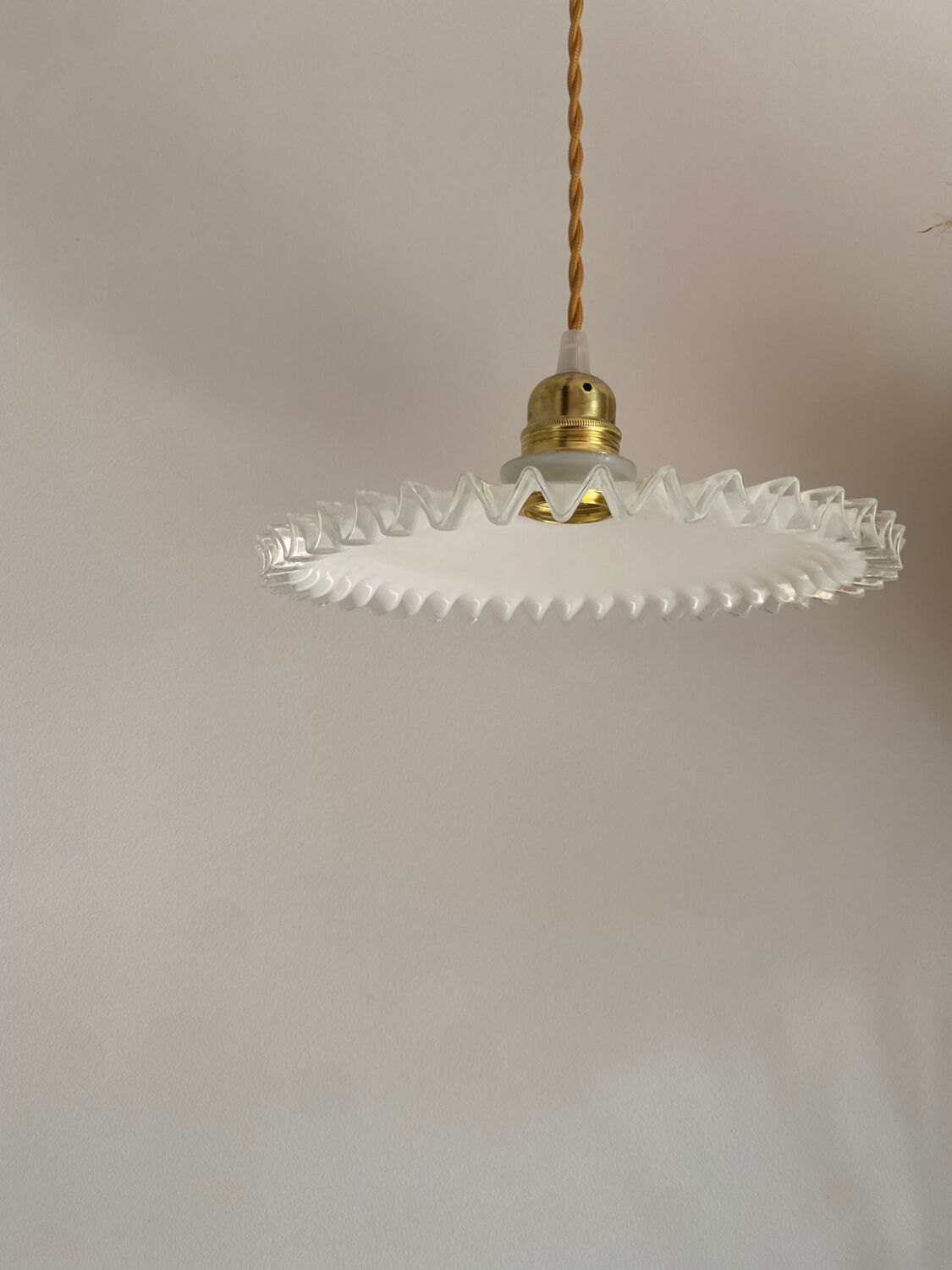 Vintage crenelated opaline suspension