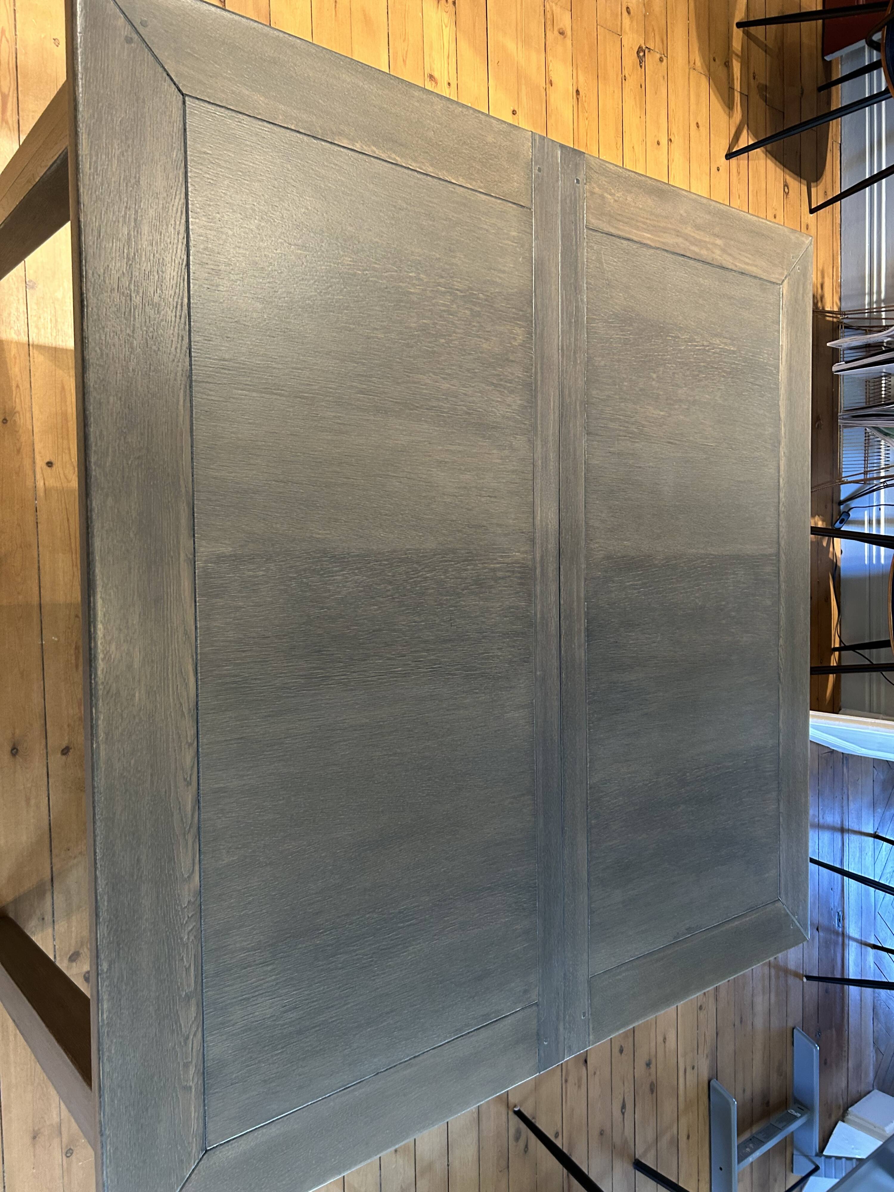 Extendable dining table