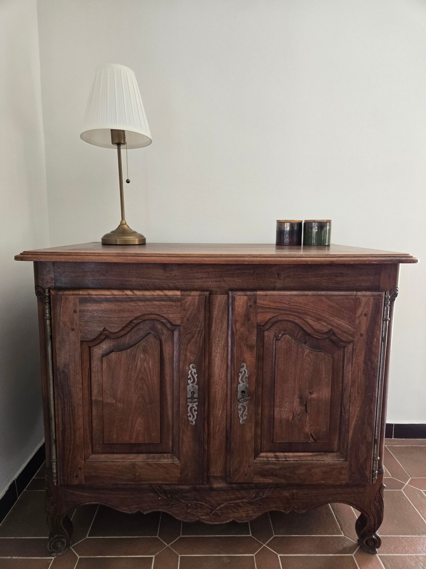 Antique Louis XV style buffet in solid wood.