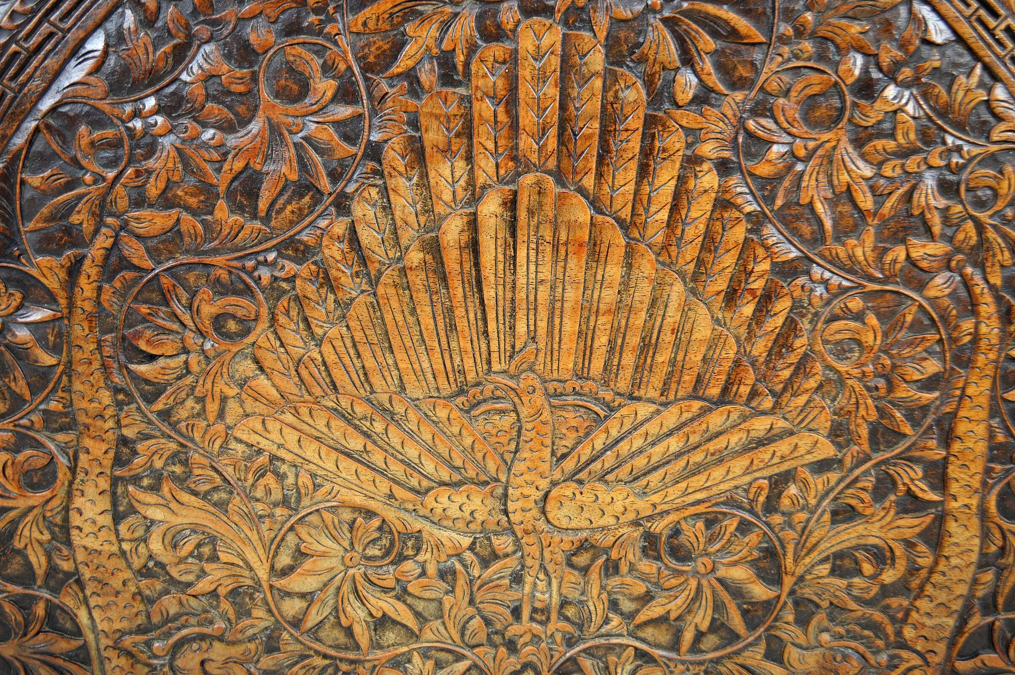 Table basse asiatique sculptée de dragons et de paons, Indonésie, début XXe