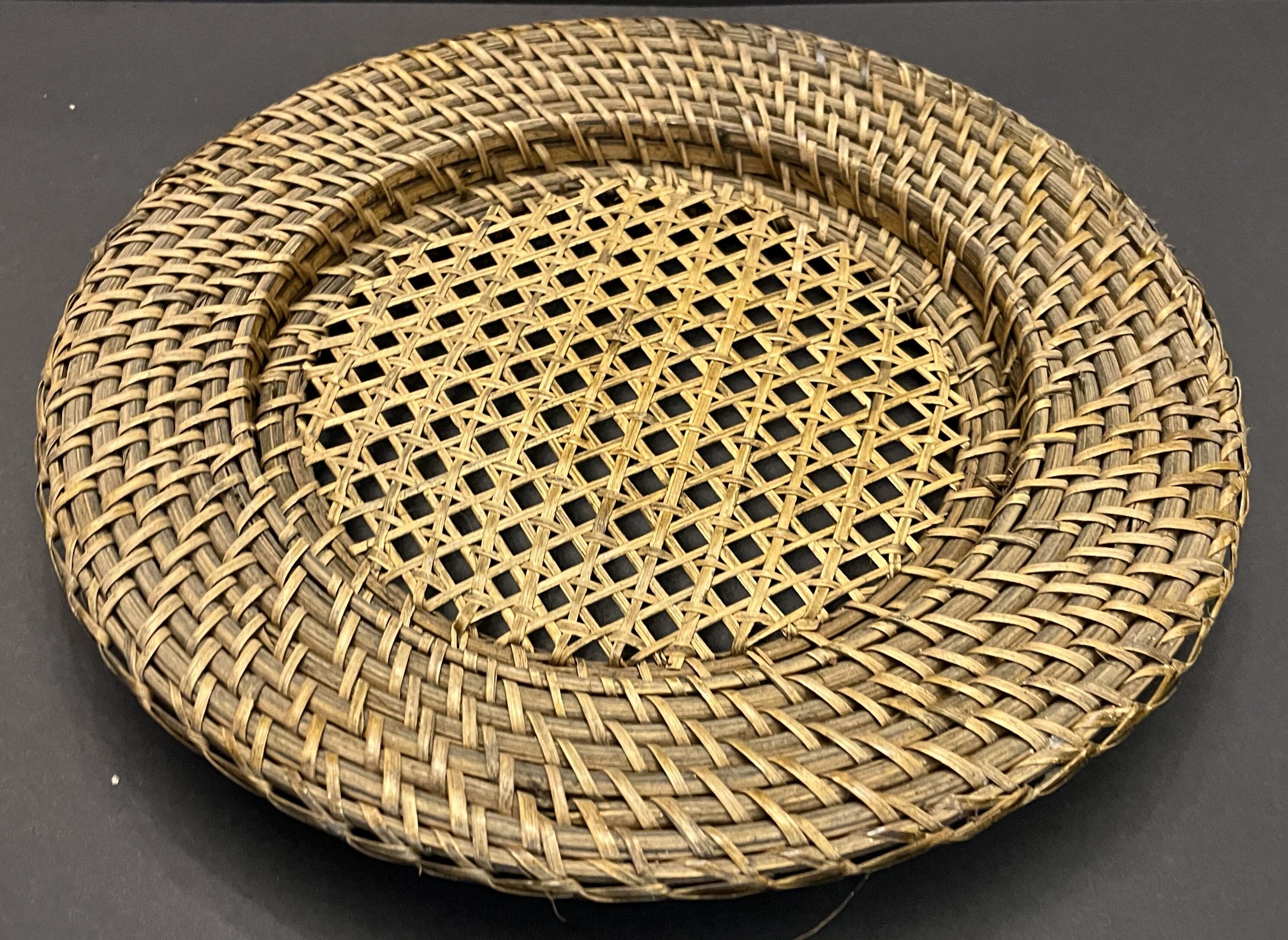 Circular tray canné