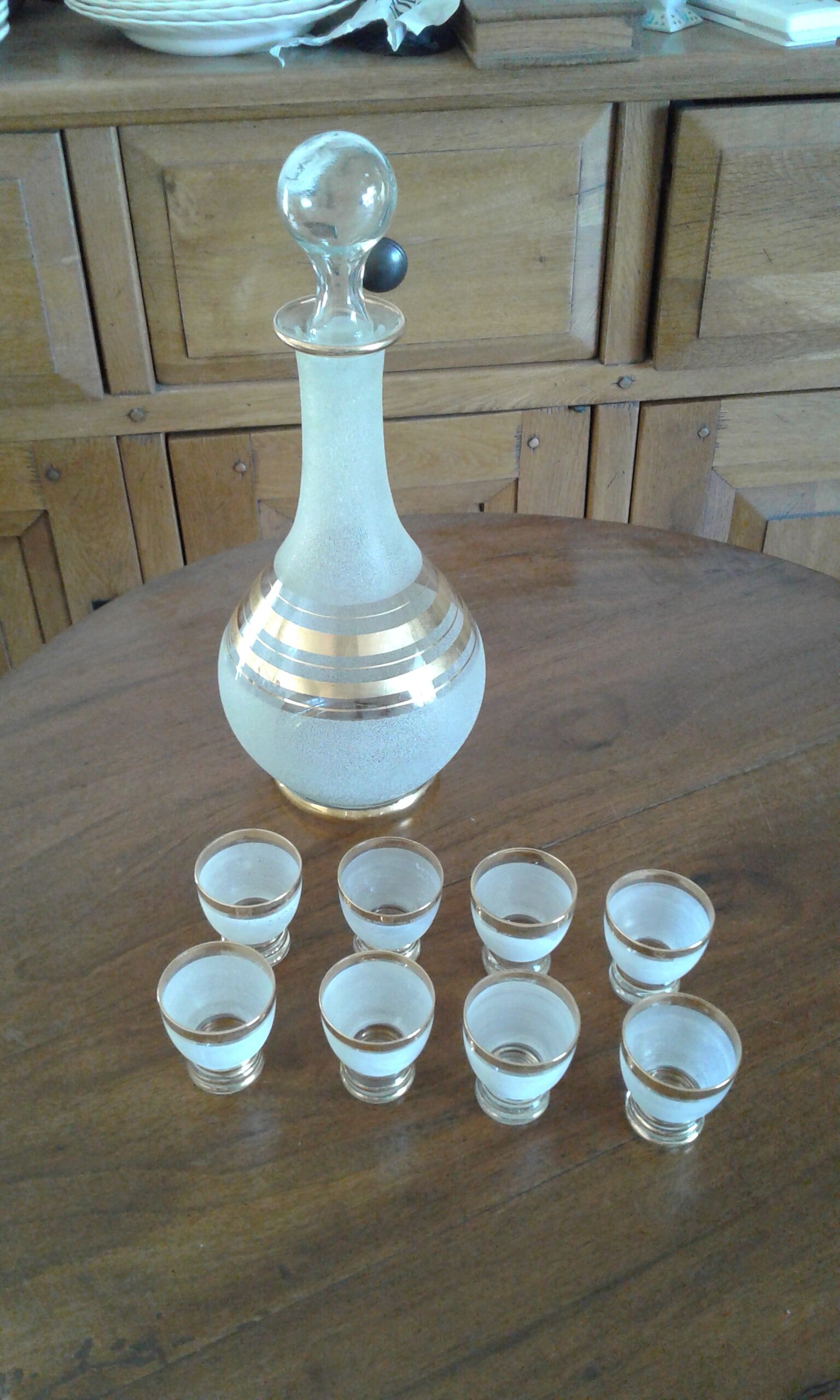 8 verres et bouteille avec bouchon