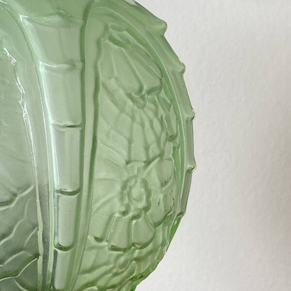 Lampe de table globe en verre art déco ancien moulé vert et pied en laiton