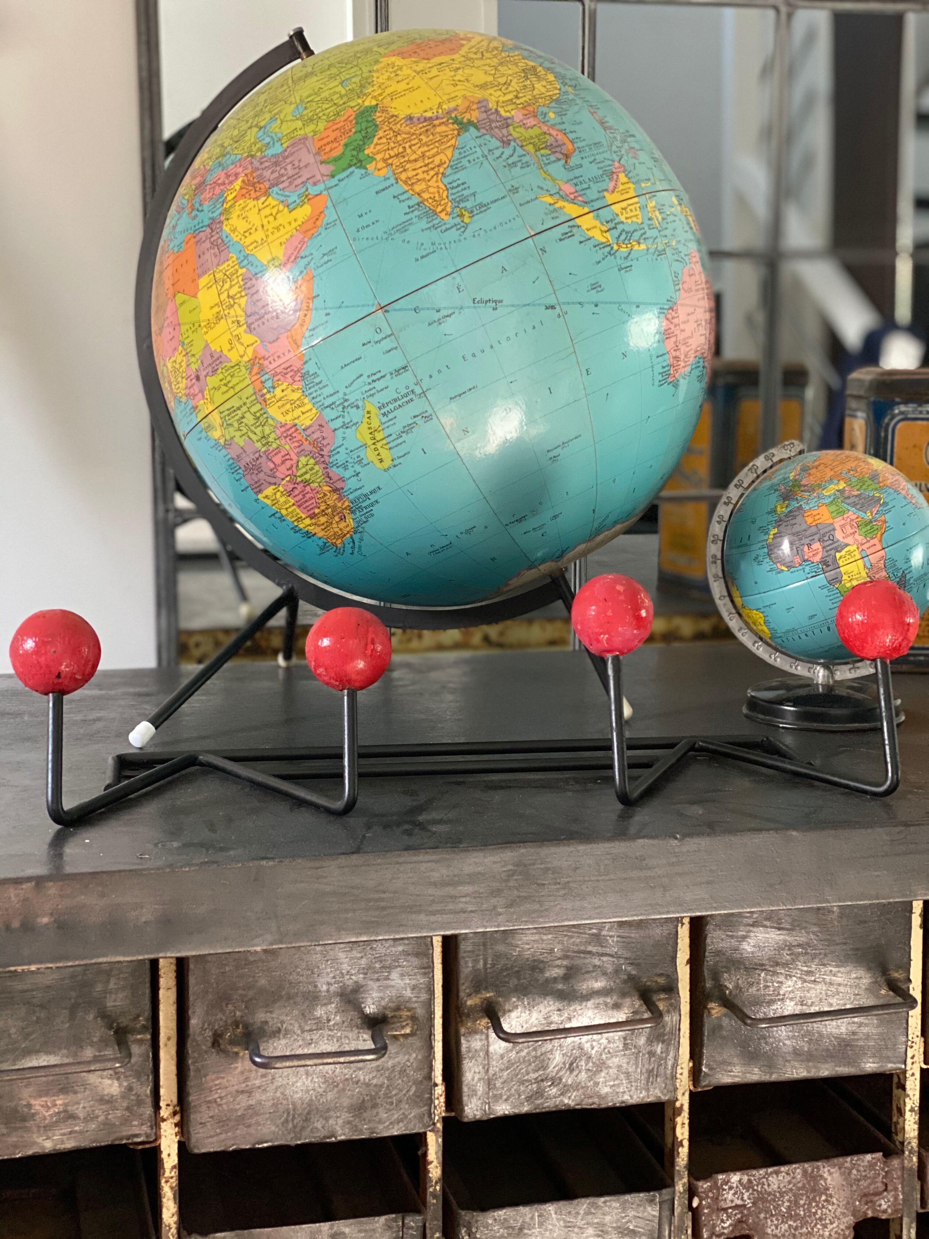 Wall coat holder vintage red balls