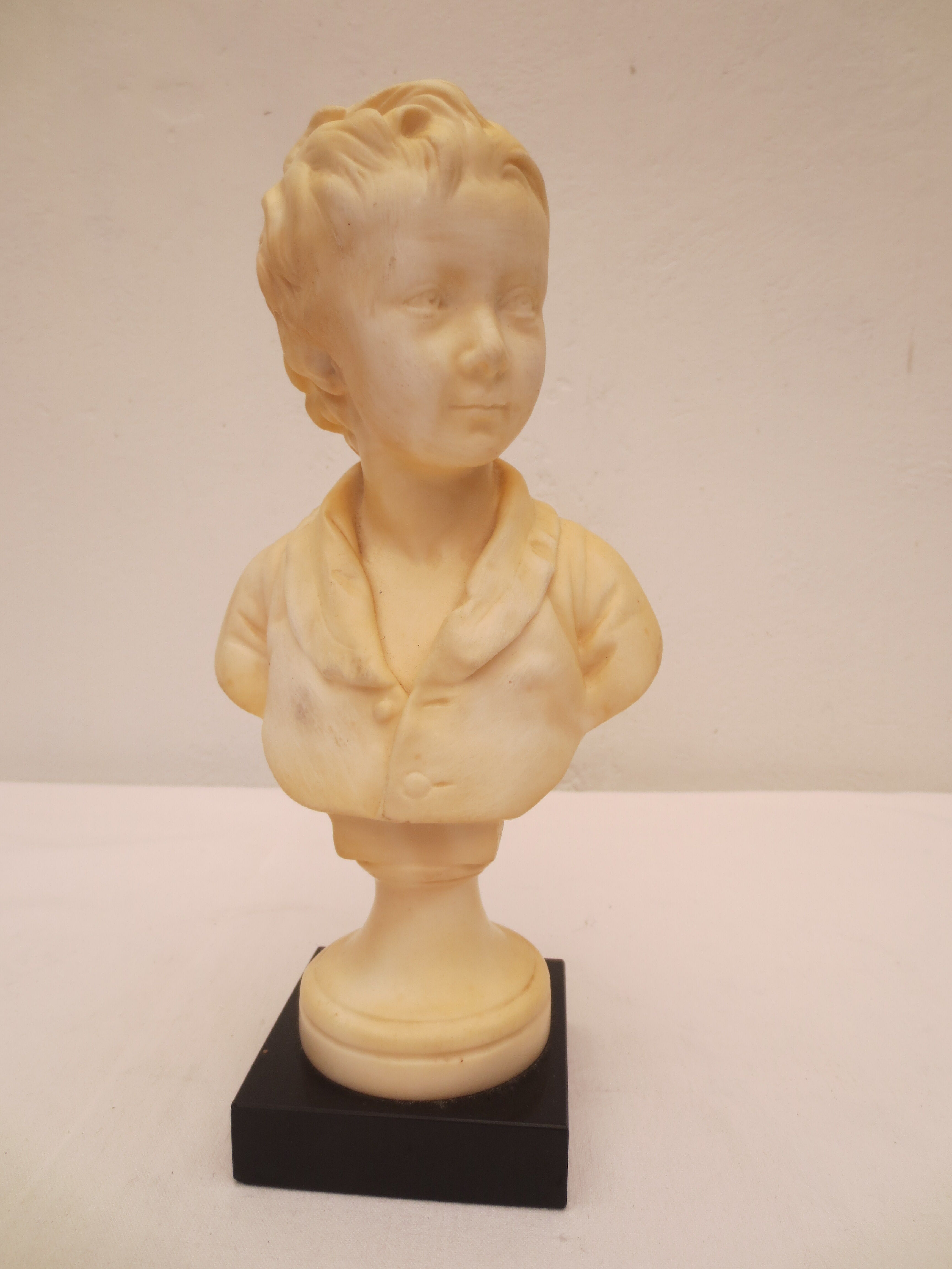 ancien buste de jeune enfant en marbre couleur ivoire sur socle noir en marbre