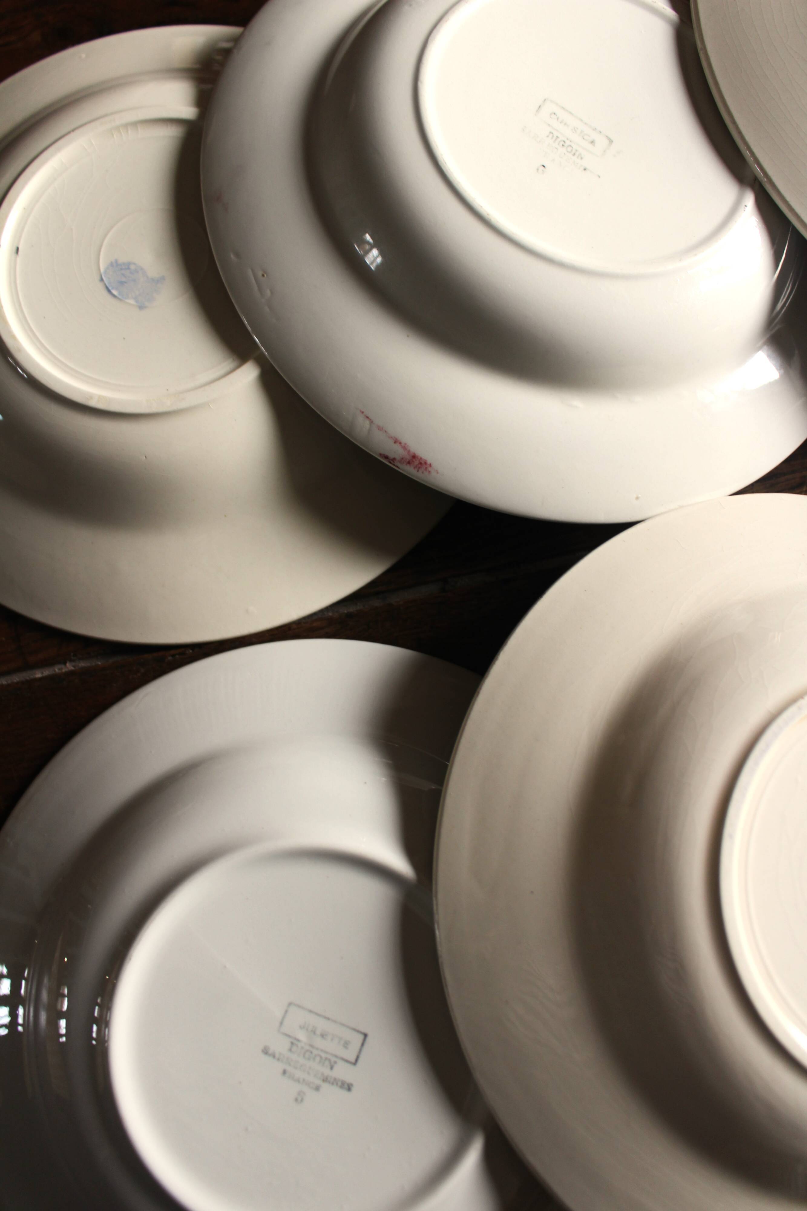 6 mismatched red and blue Art Deco soup plates, Badonviller Digoin