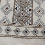 Tapis blanc à motifs berbères tissé mains