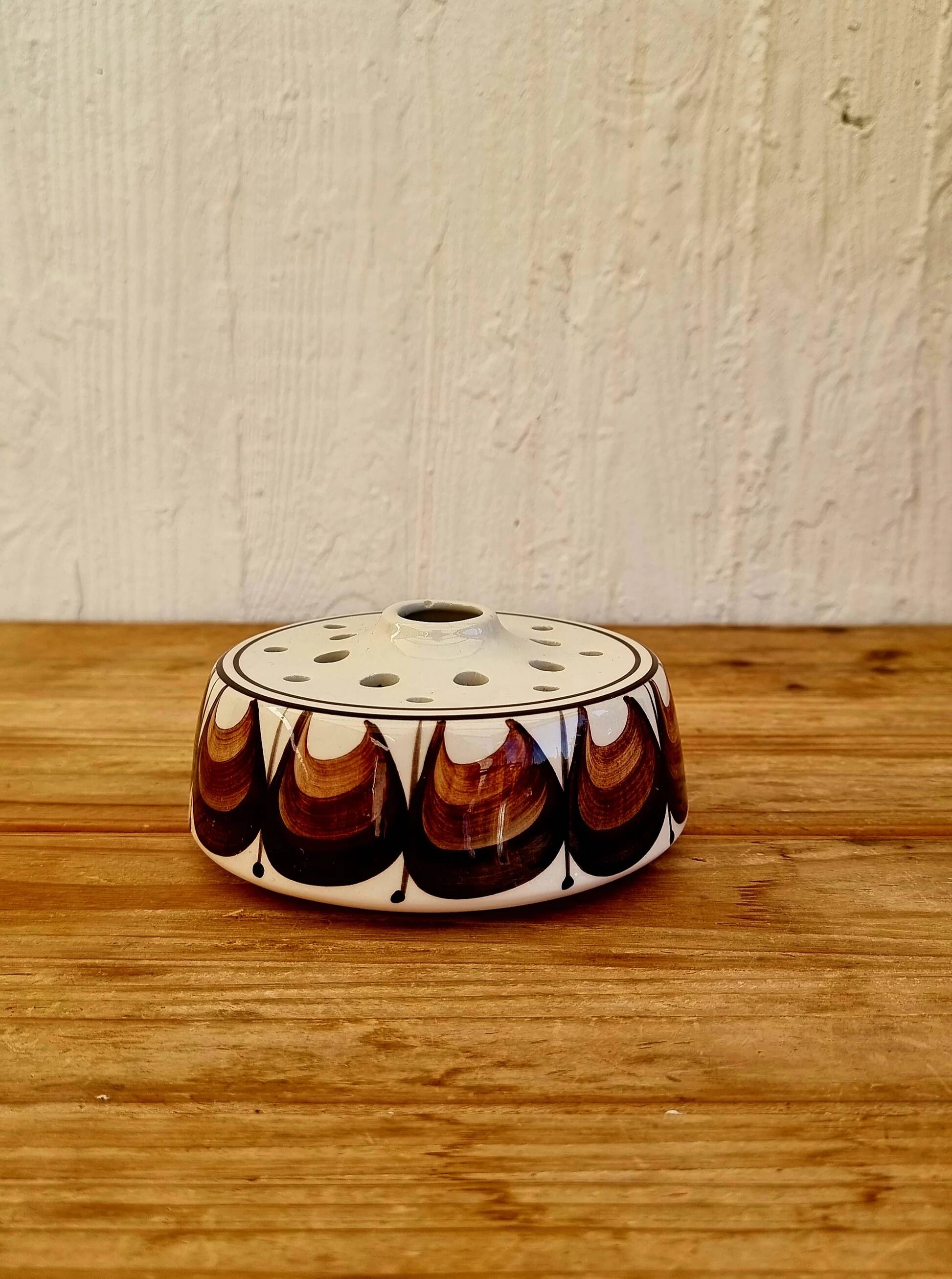 Vintage Jersey Pottery pique flowers in ceramic with a brown pattern from the 1970s.