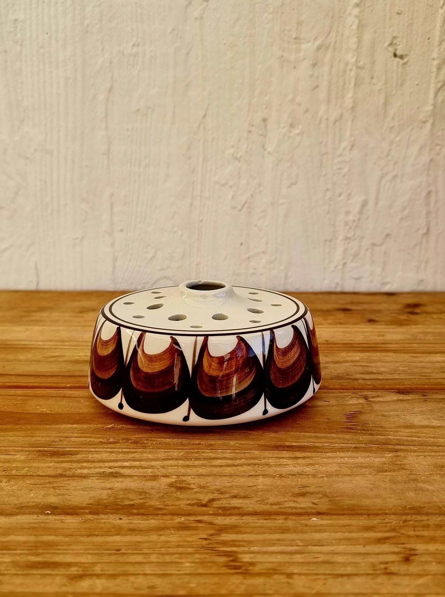 Vintage Jersey Pottery pique flowers in ceramic with a brown pattern from the 1970s.