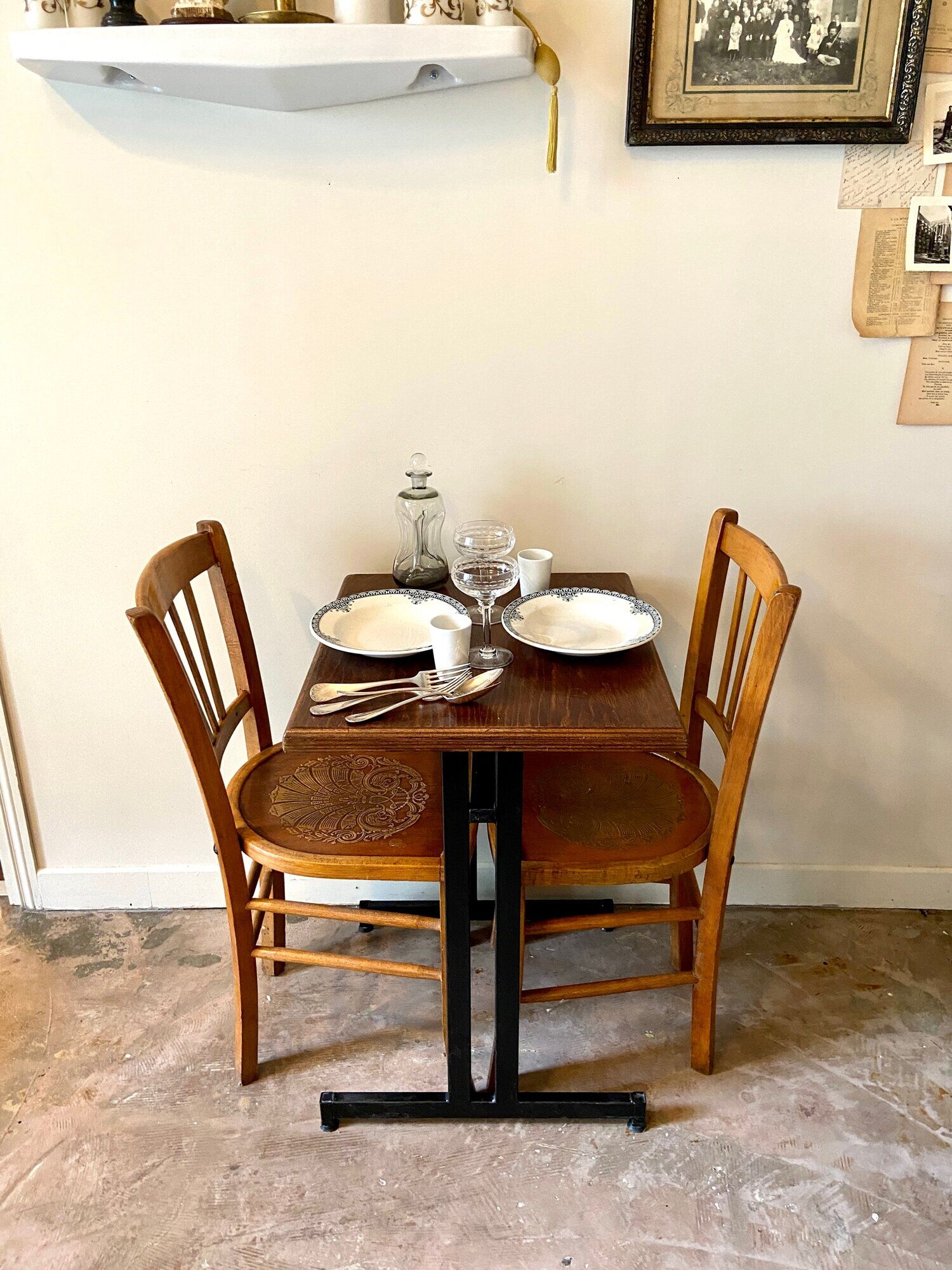 Bistro table in dark wood and black metal 55 x 50 cm