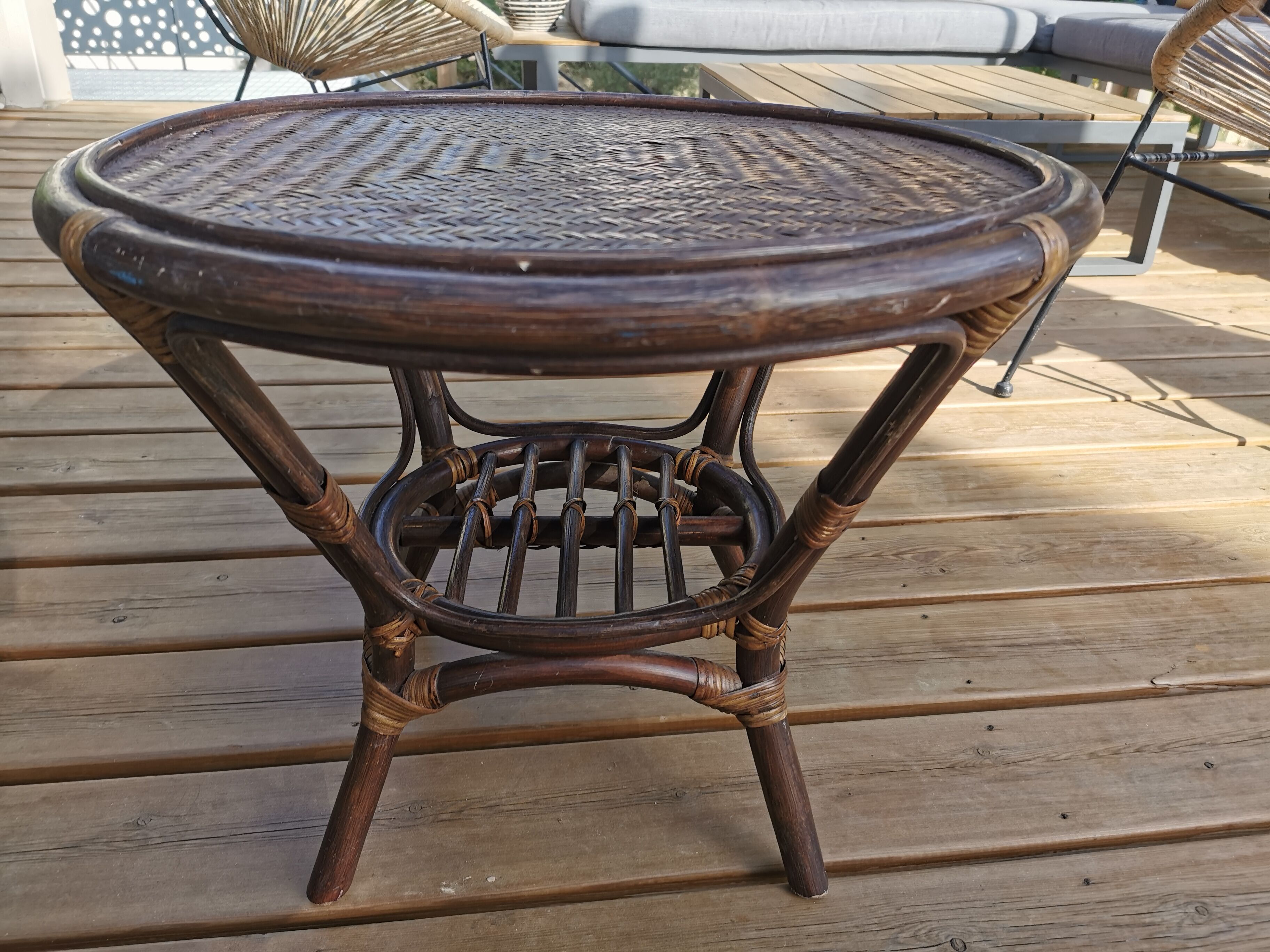 Round vintage coffee table in bombous and rattan