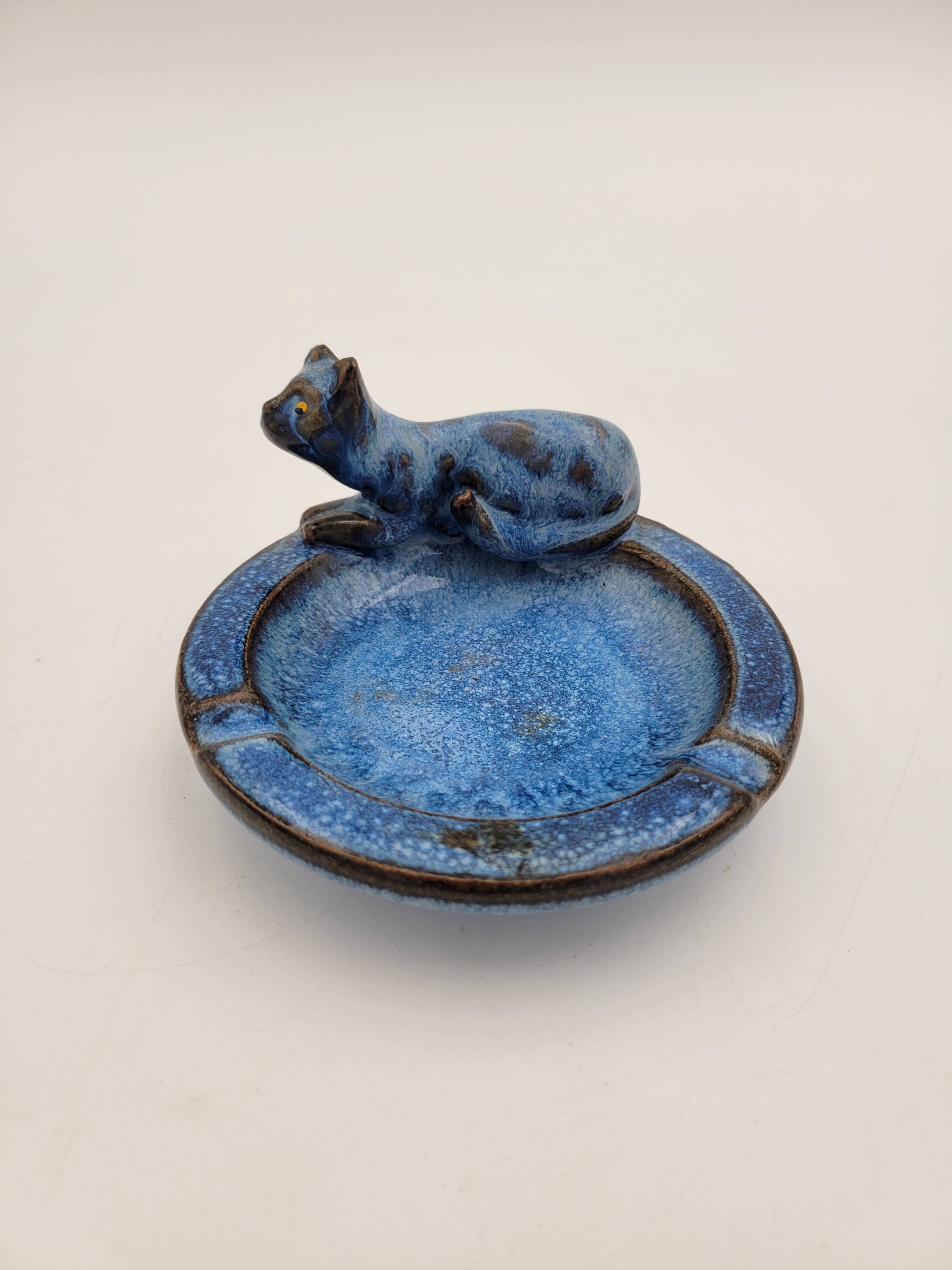 Blue cat ashtray lying down