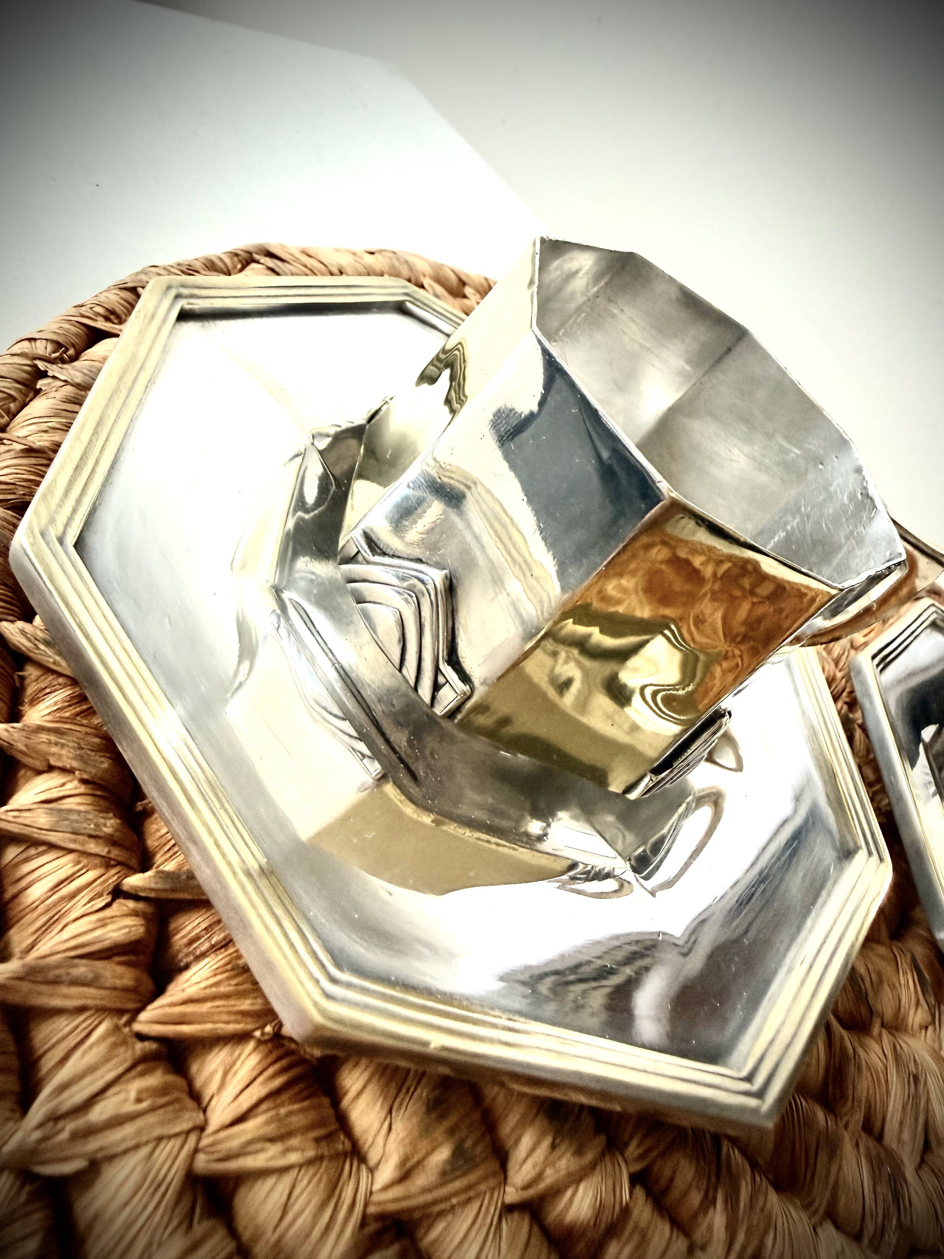 Pair of coffee cups with saucer (18th century)