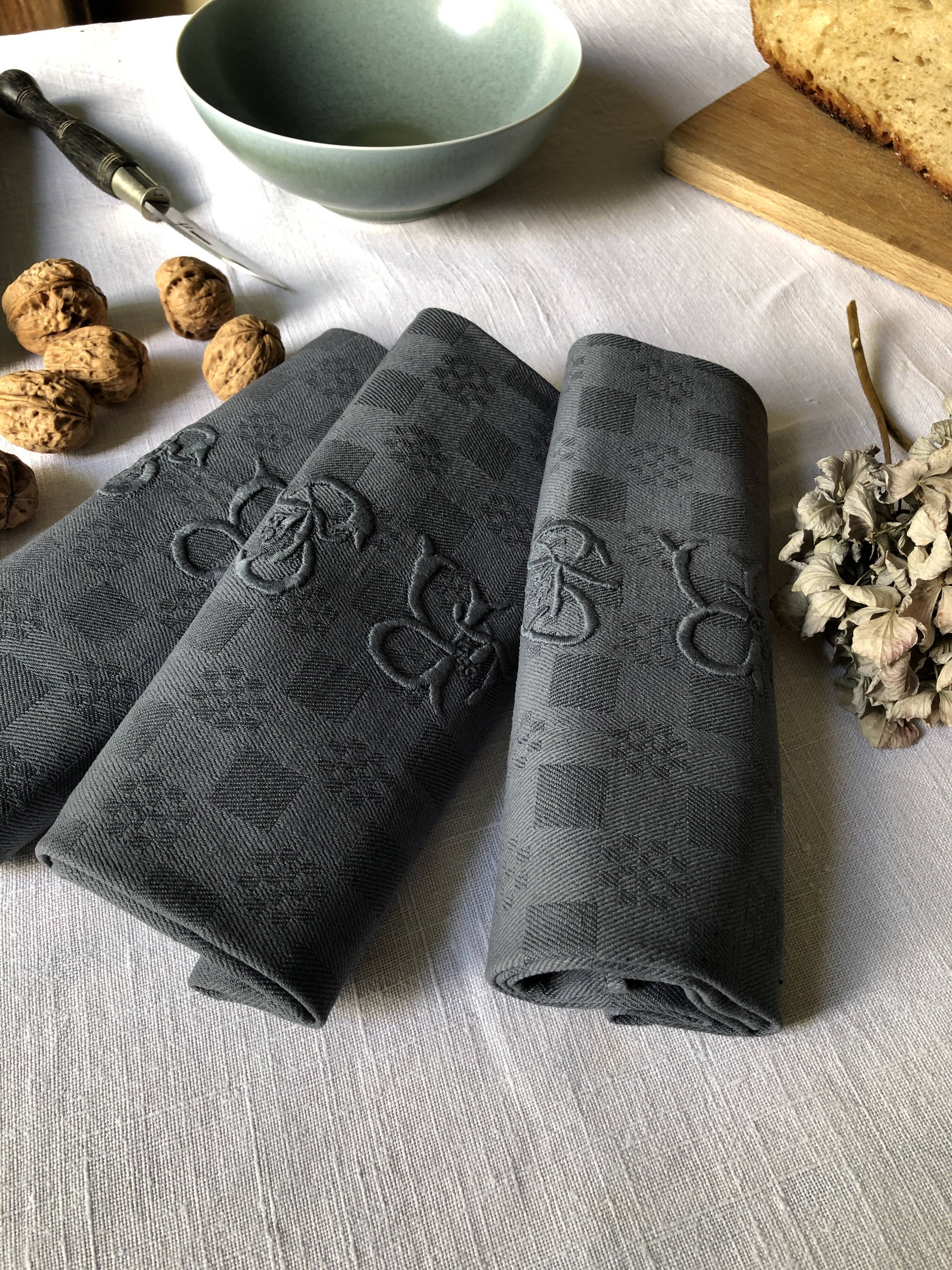 Suite of four napkins tinted in smoke grey
