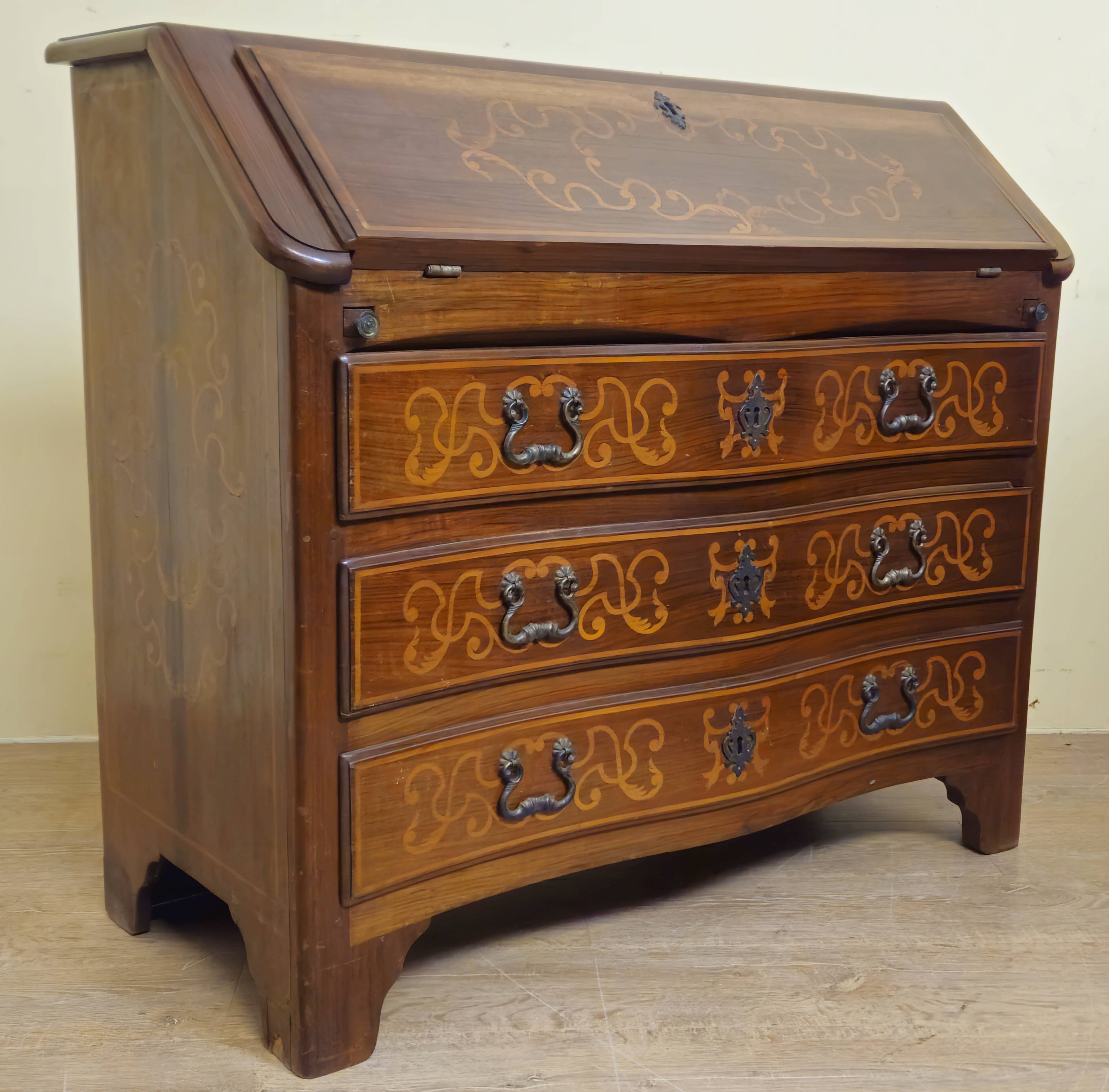 Piedmontese curved writing desk in marquetry