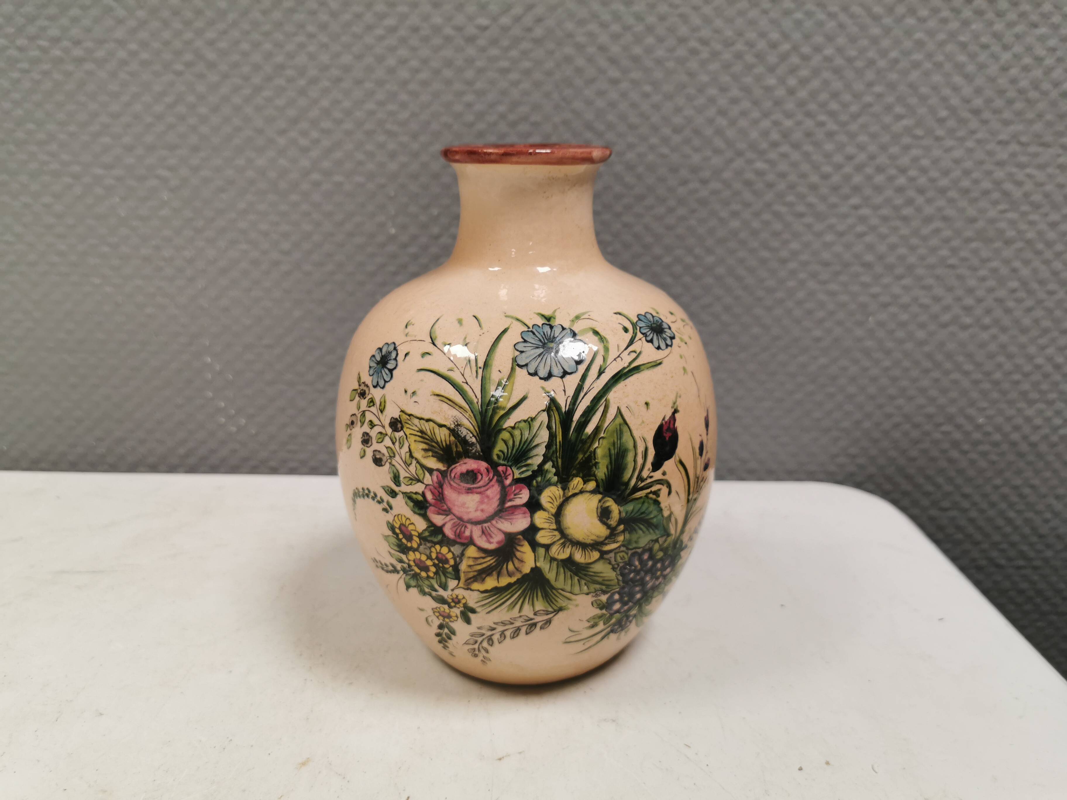 Italian vase from the 70s, in a delicate pink color with floral decoration.
