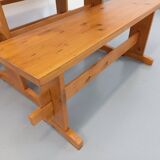 Suite d’une table et de 2 bancs en sapin, années 60