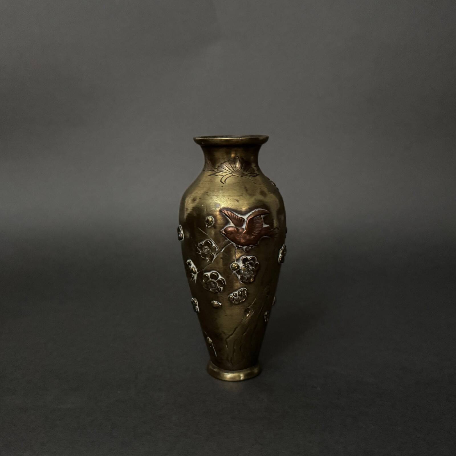 Pair of Japanese vases in chiselled bronze with inlaid bird decoration.