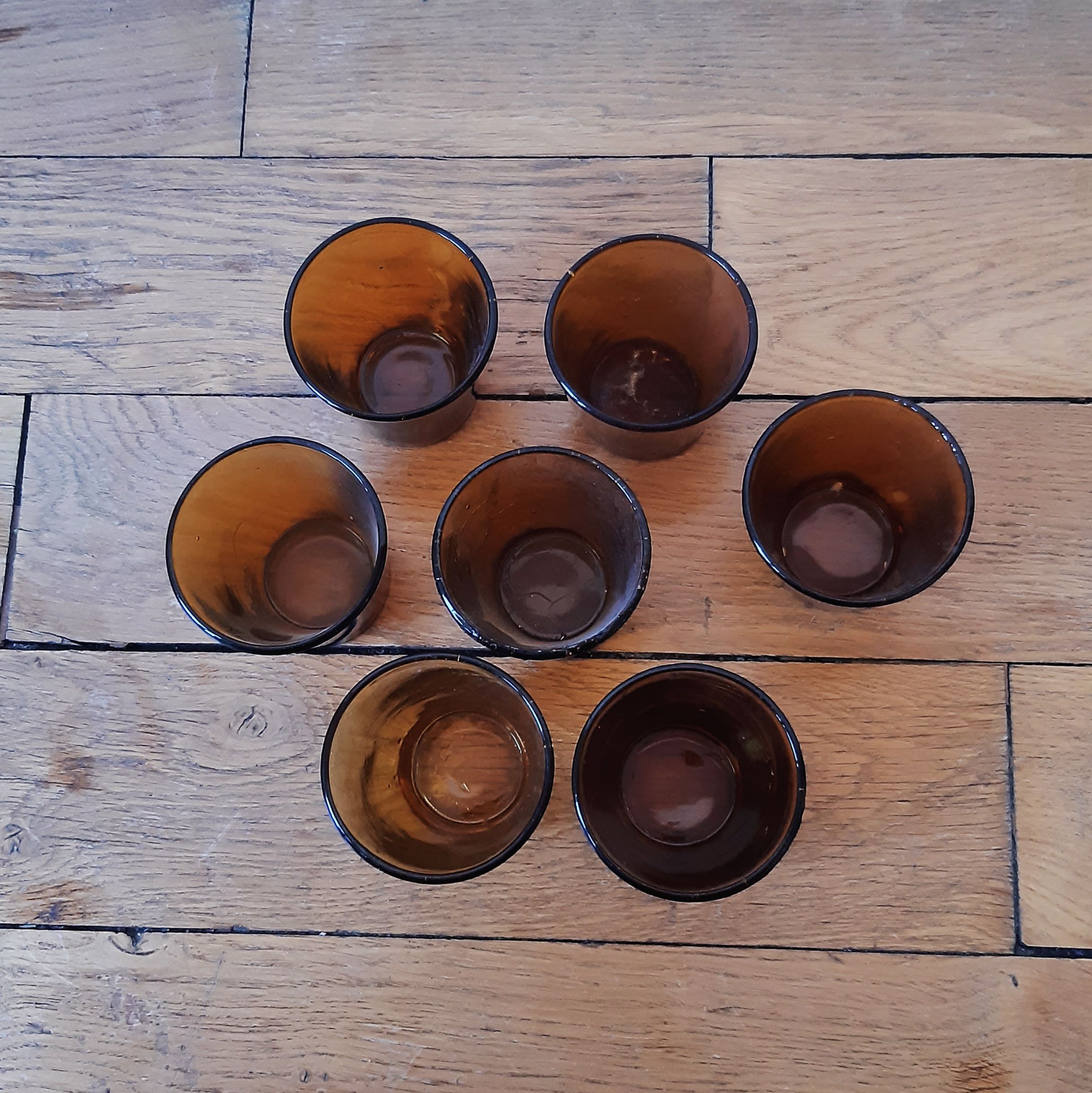 Lot de 7 verres ambrés