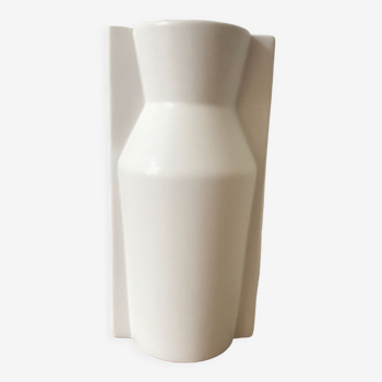 Vase blanc géométrique