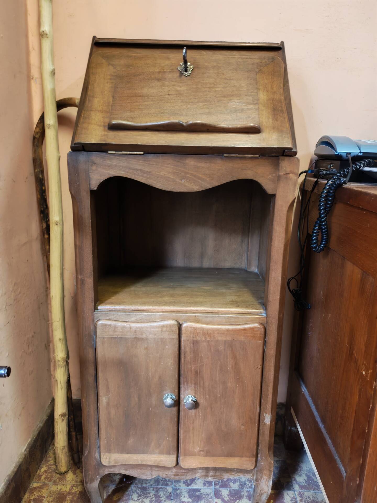 Set consisting of a small scriban desk and its antique chair.