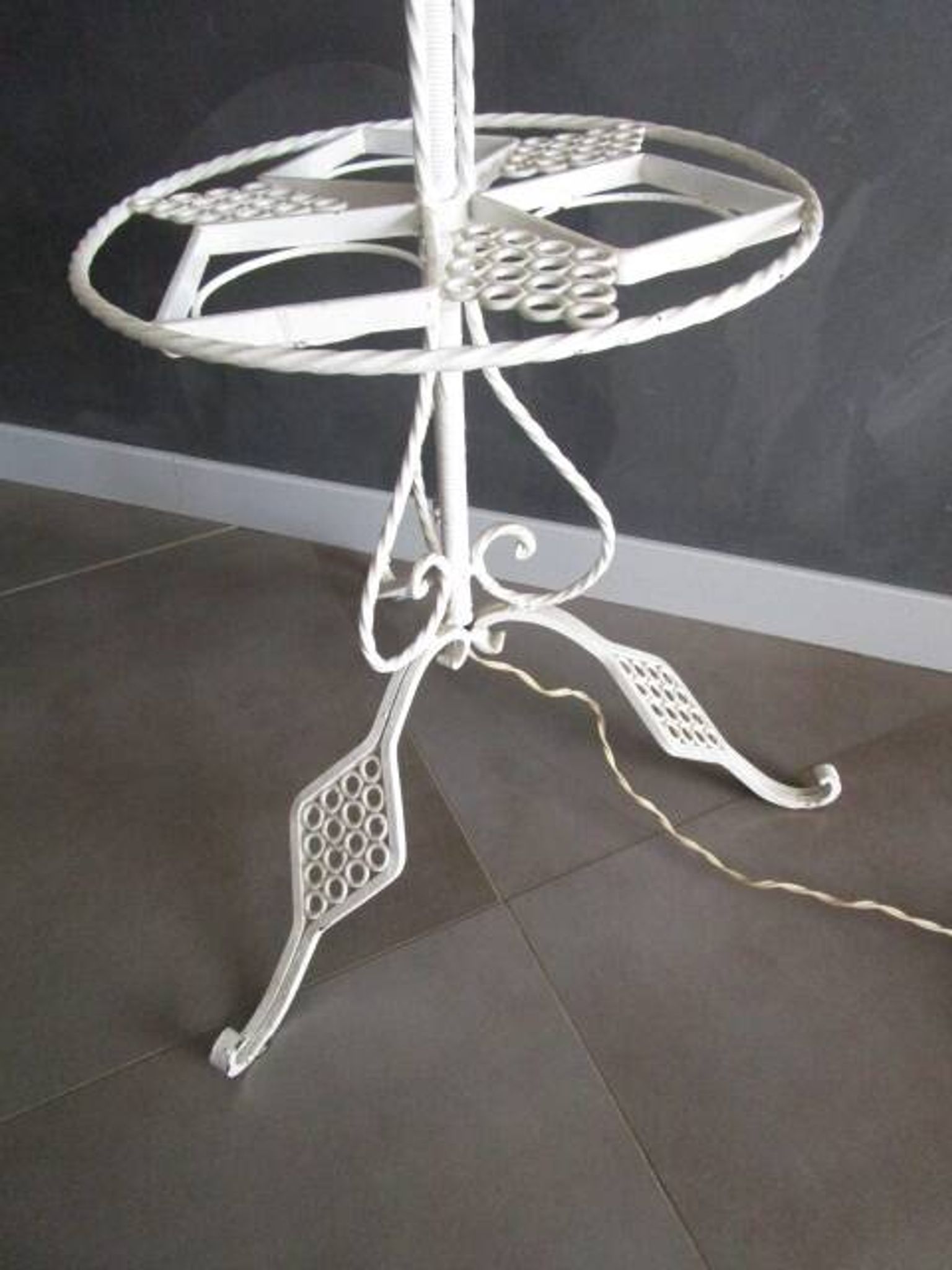 Lampadaire porte-plantes ancien en fer forgé blanc
