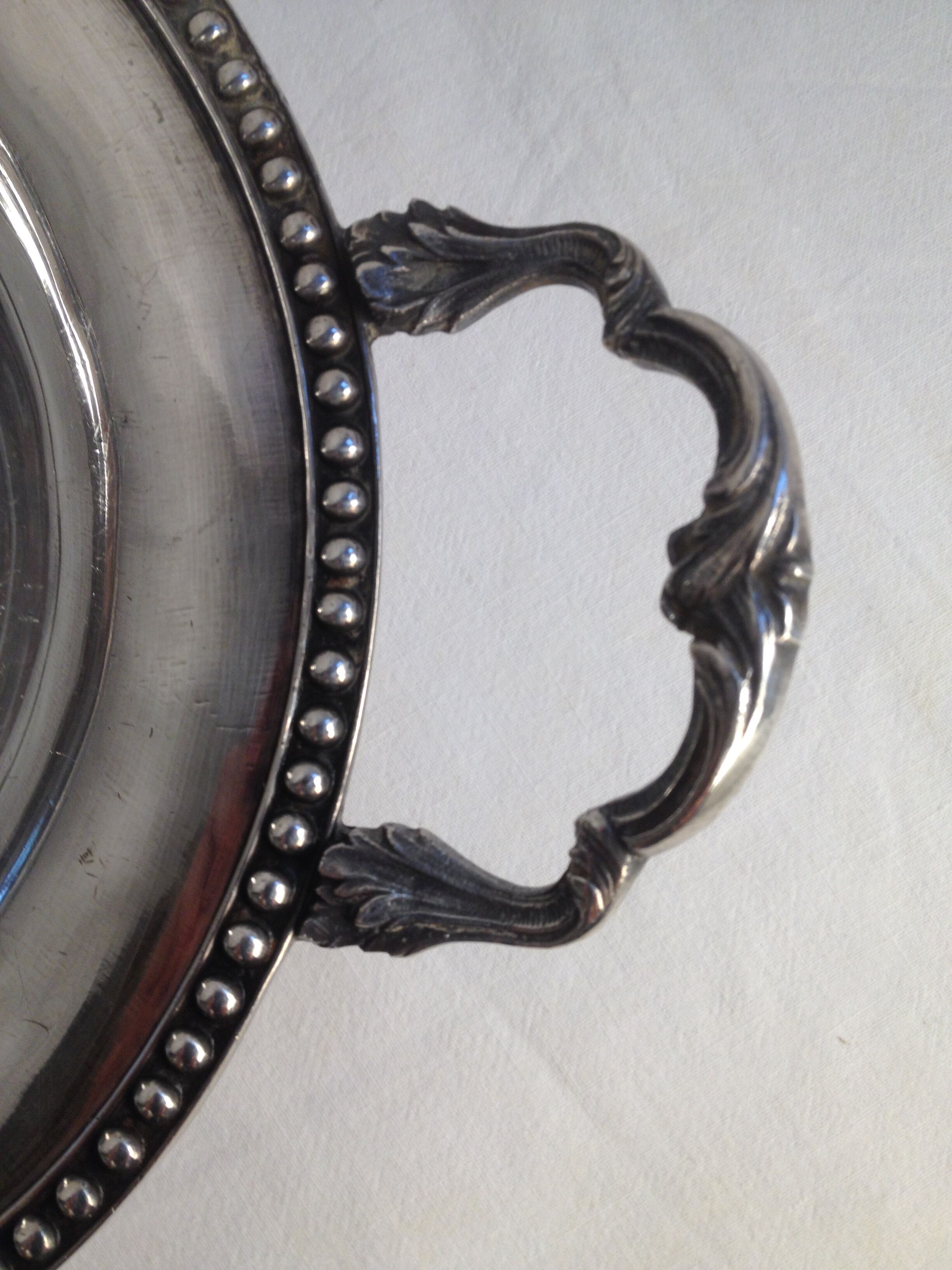 Serving dish in silver metal