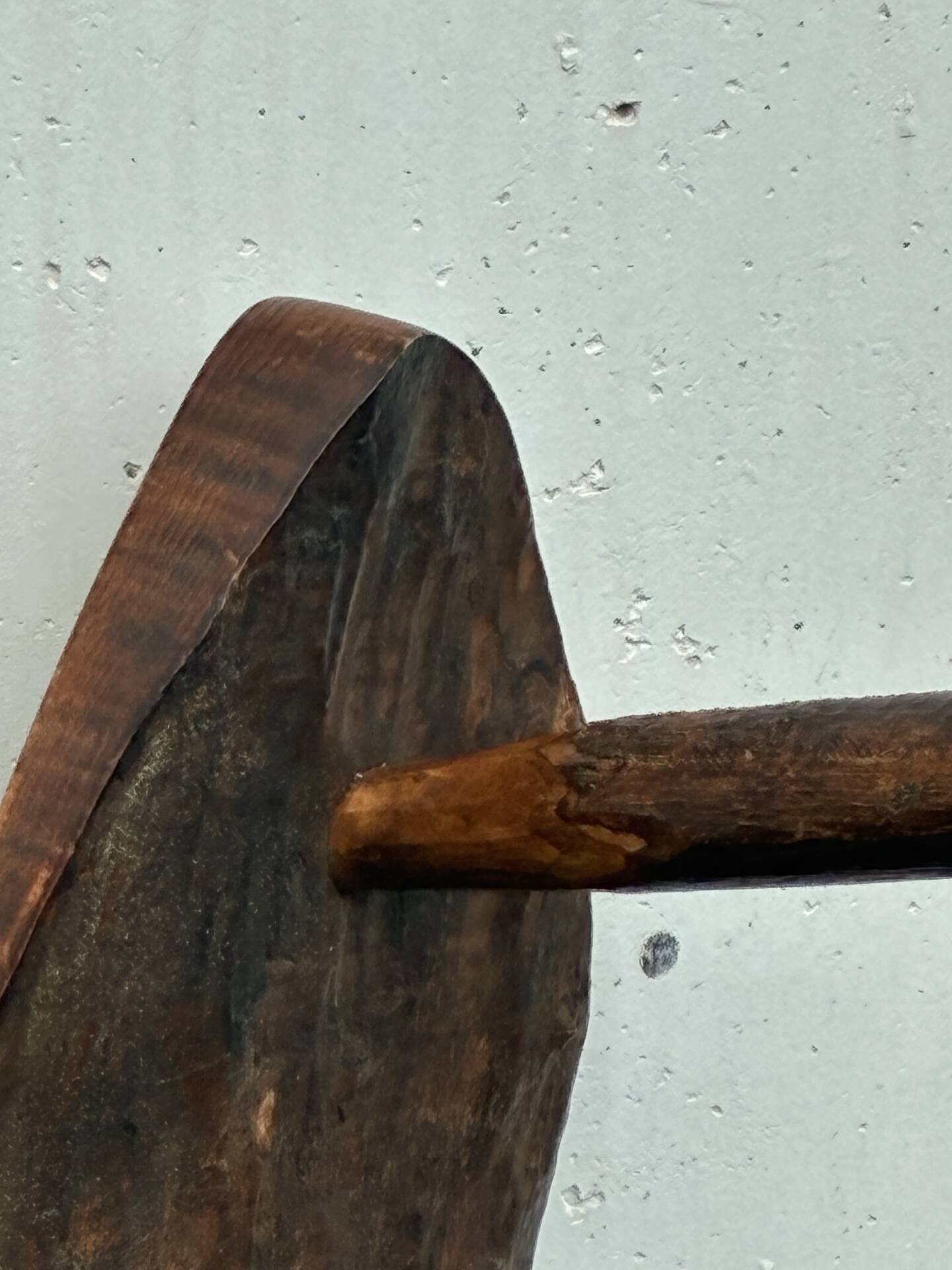 Table basse tripode brutaliste 