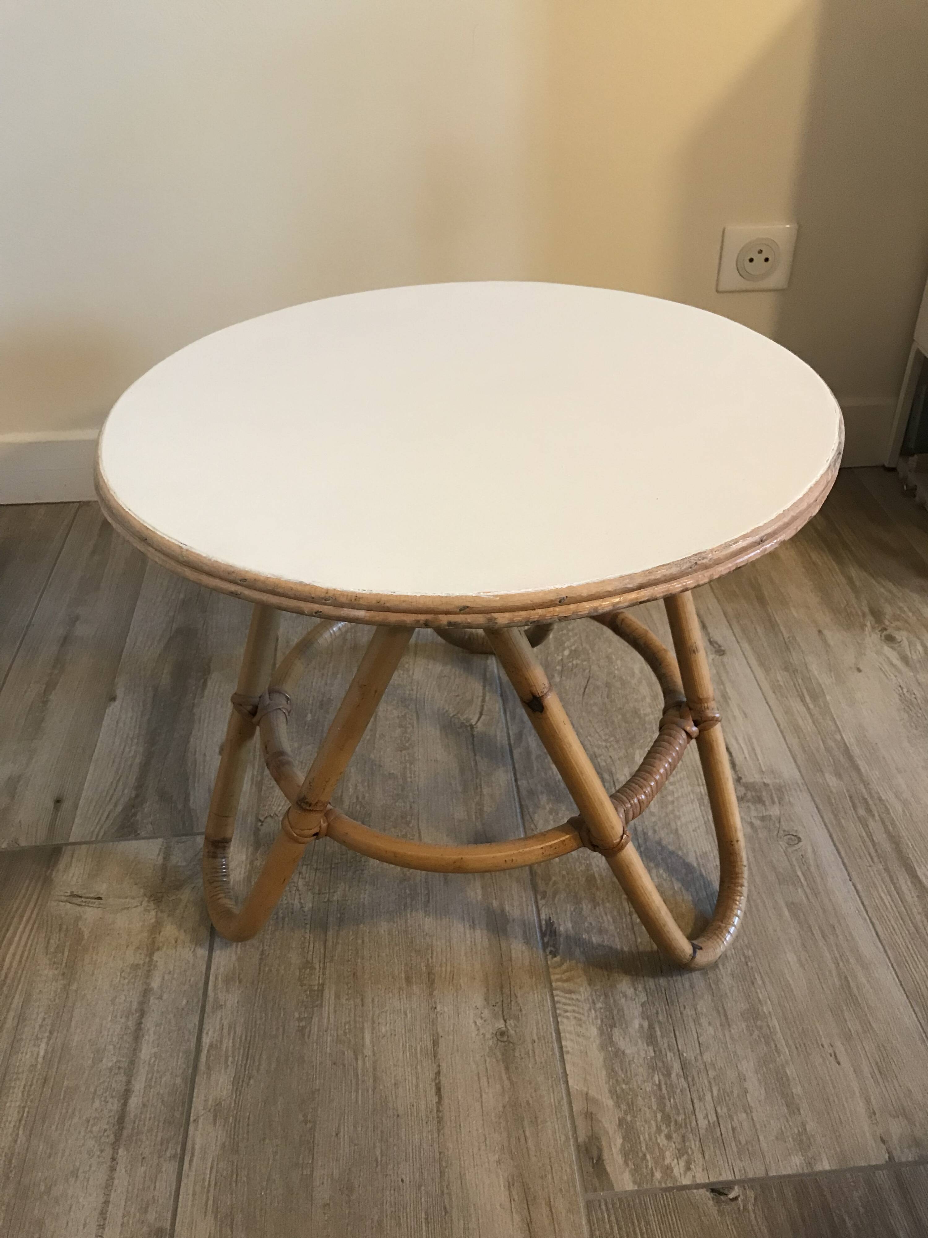 Vintage round table in rattan/wicker