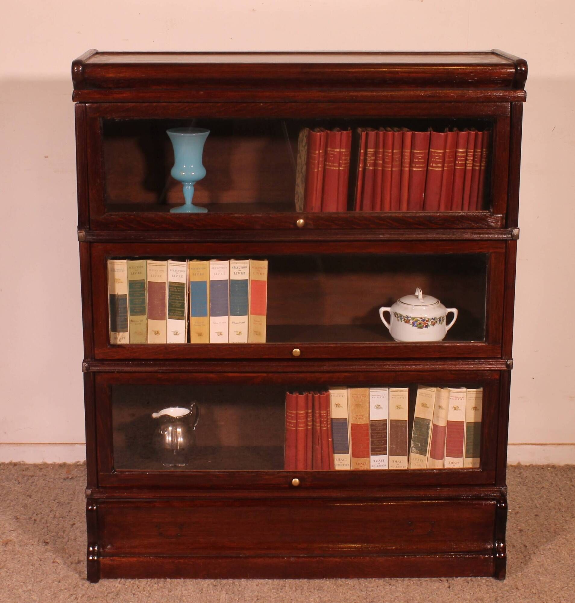 Globe Wernicke Library in mahogany, consisting of 3 pieces.