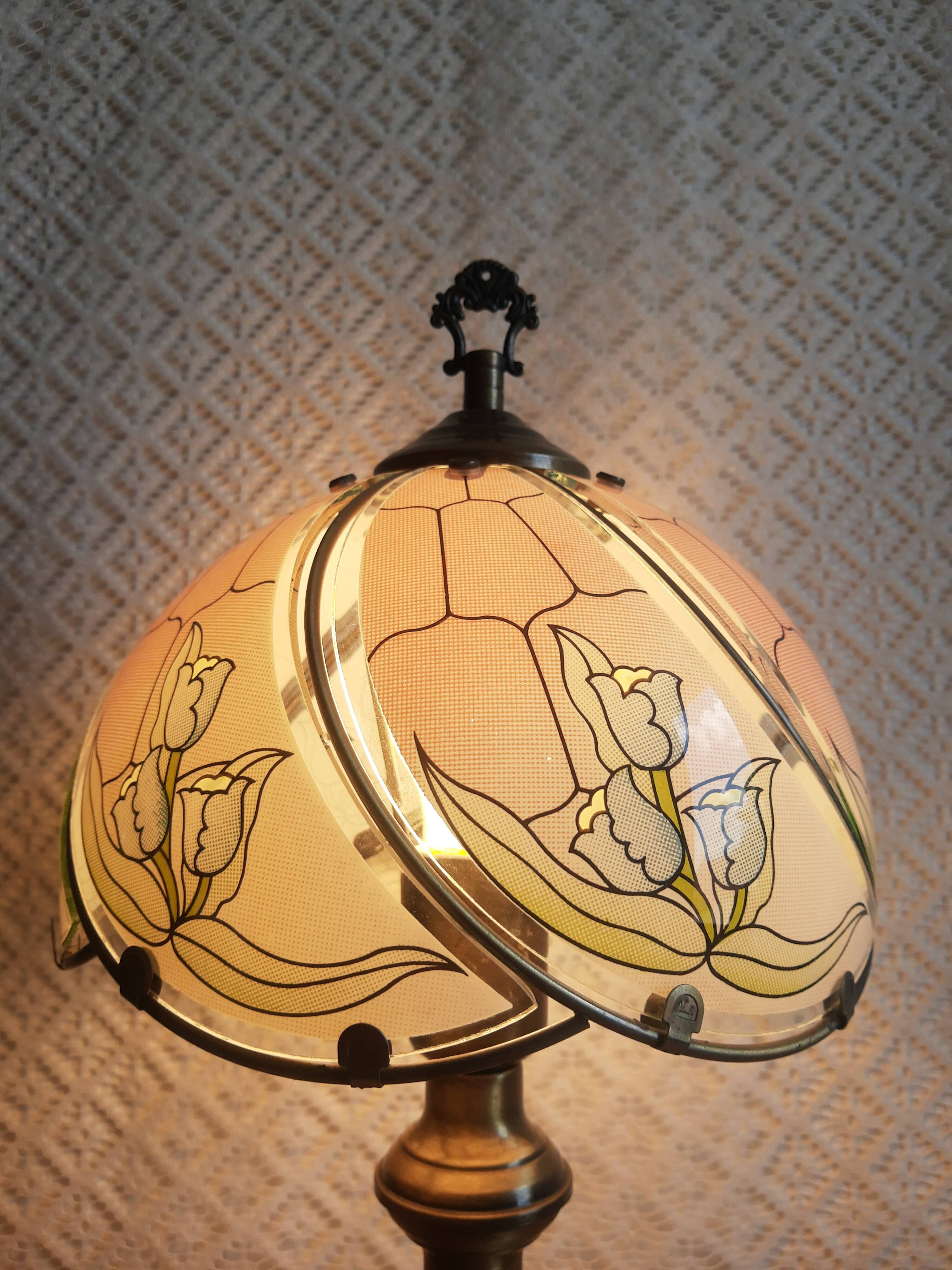 Lamp style tiffany vintage floral pattern