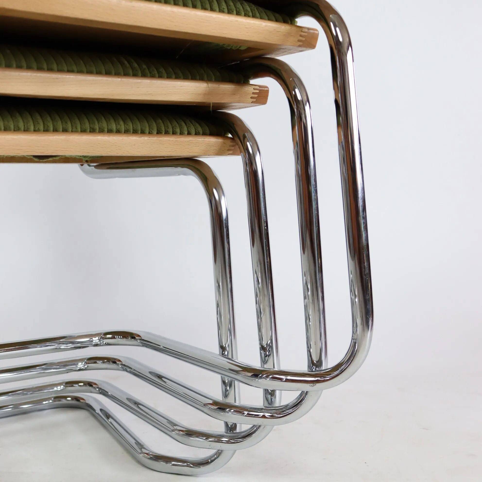Série de quatre chaises B32