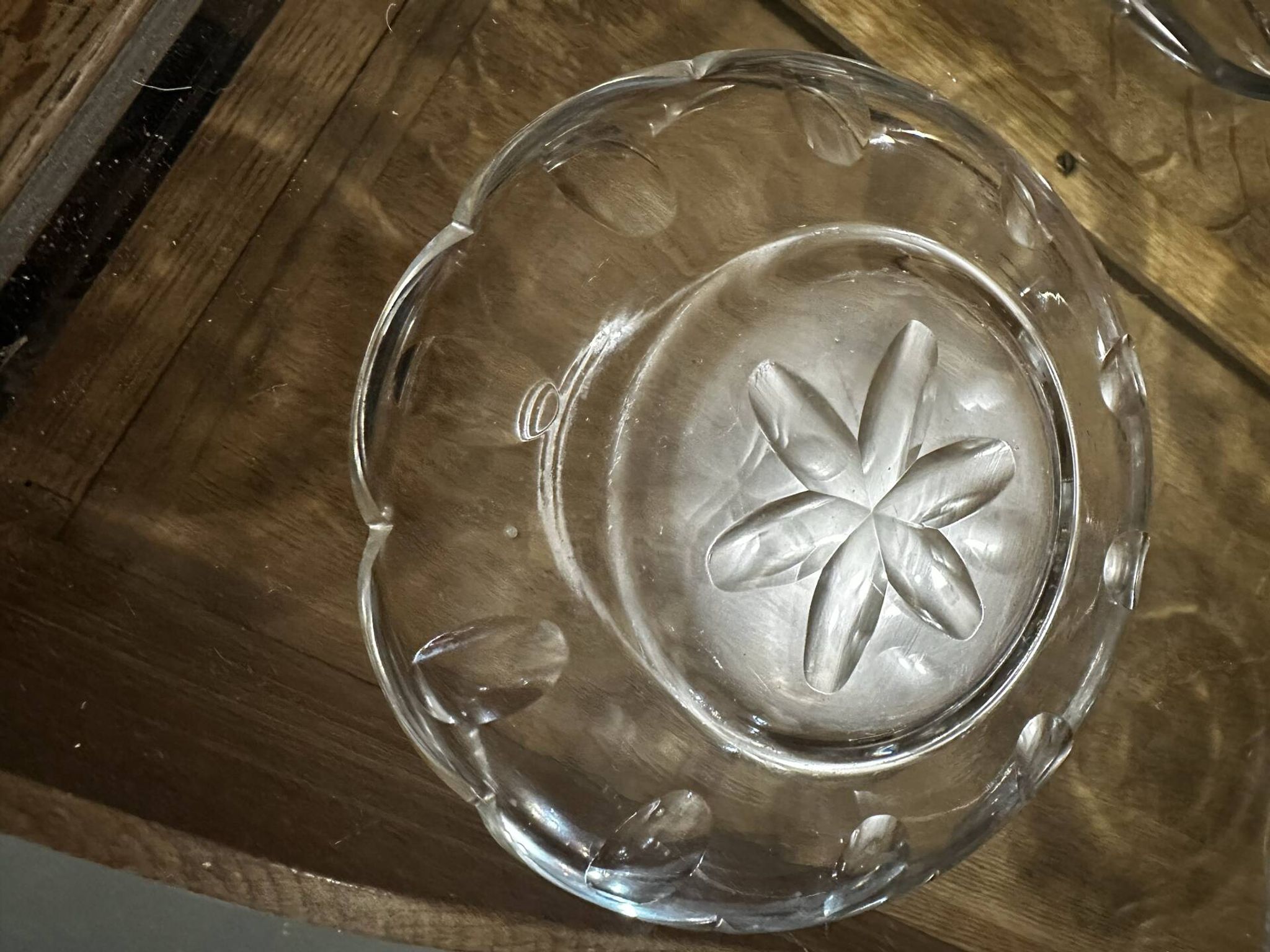 Set of 8 crystal bowls with floral decoration, France early 20th century.