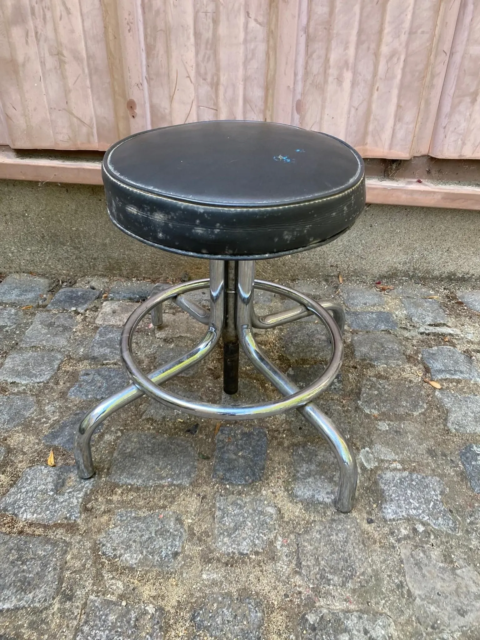 Vintage low swivel stool in chrome steel from the 1970s.