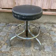 Vintage low swivel stool in chrome steel from the 1970s.