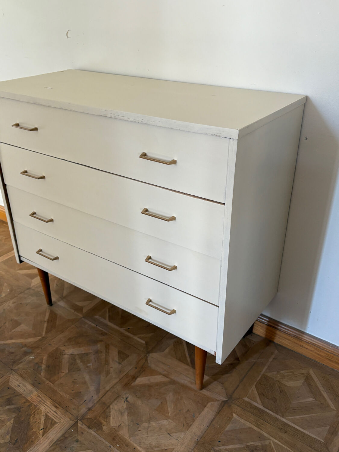 Linen chest of drawers with tapered legs