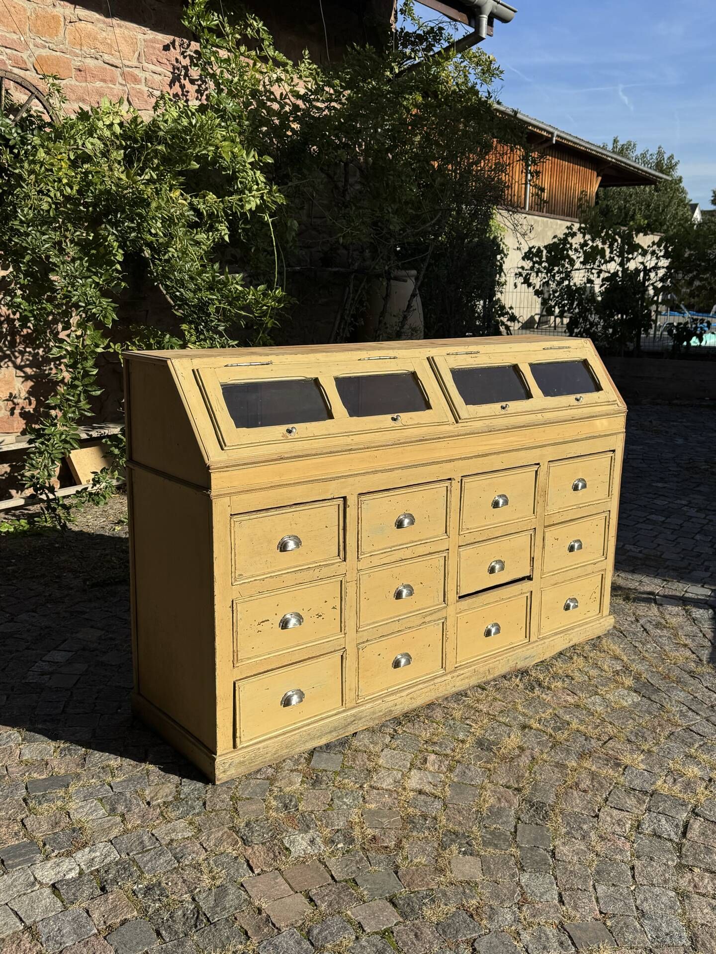 Workshop cabinet with drawers