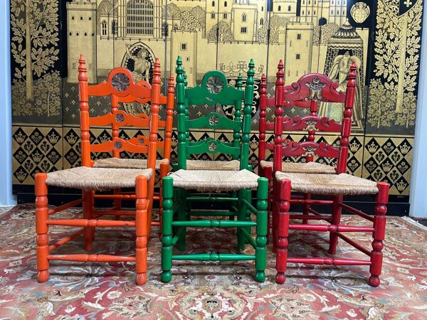 Suite de 6 chaises rustiques paillées et peintes